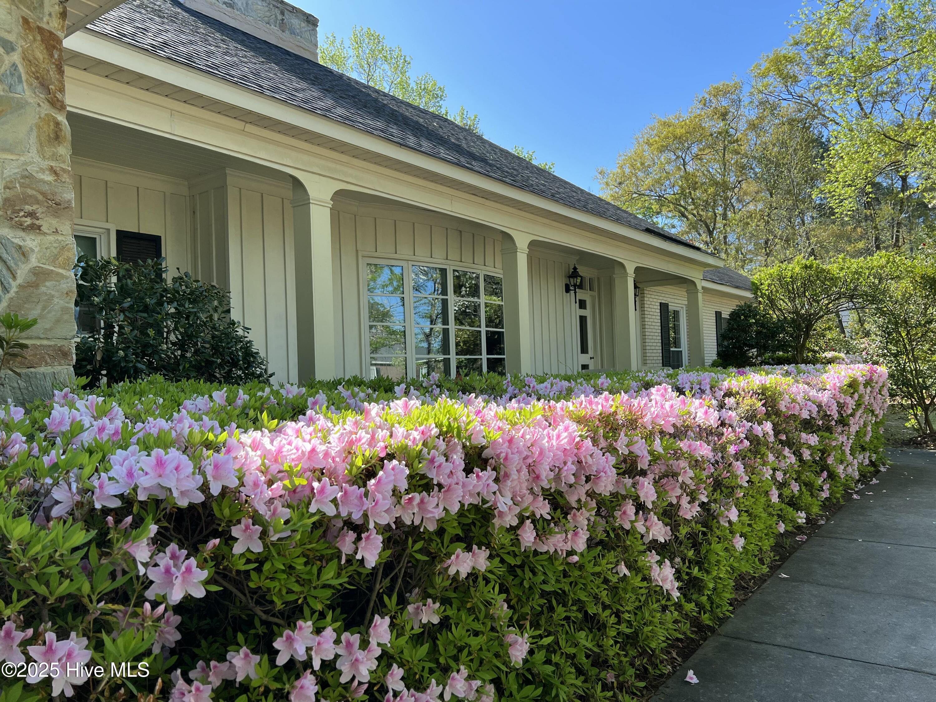 Homes for sale in Kinston, NC | 1601 Cambridge Dr, Kinston, NC 28504 | MLS# 100526325