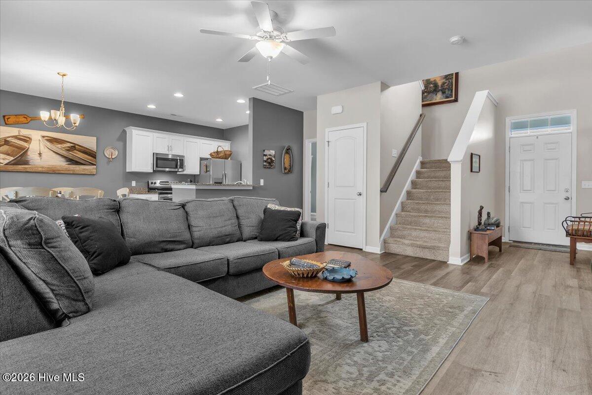 100558100 | Photo 11