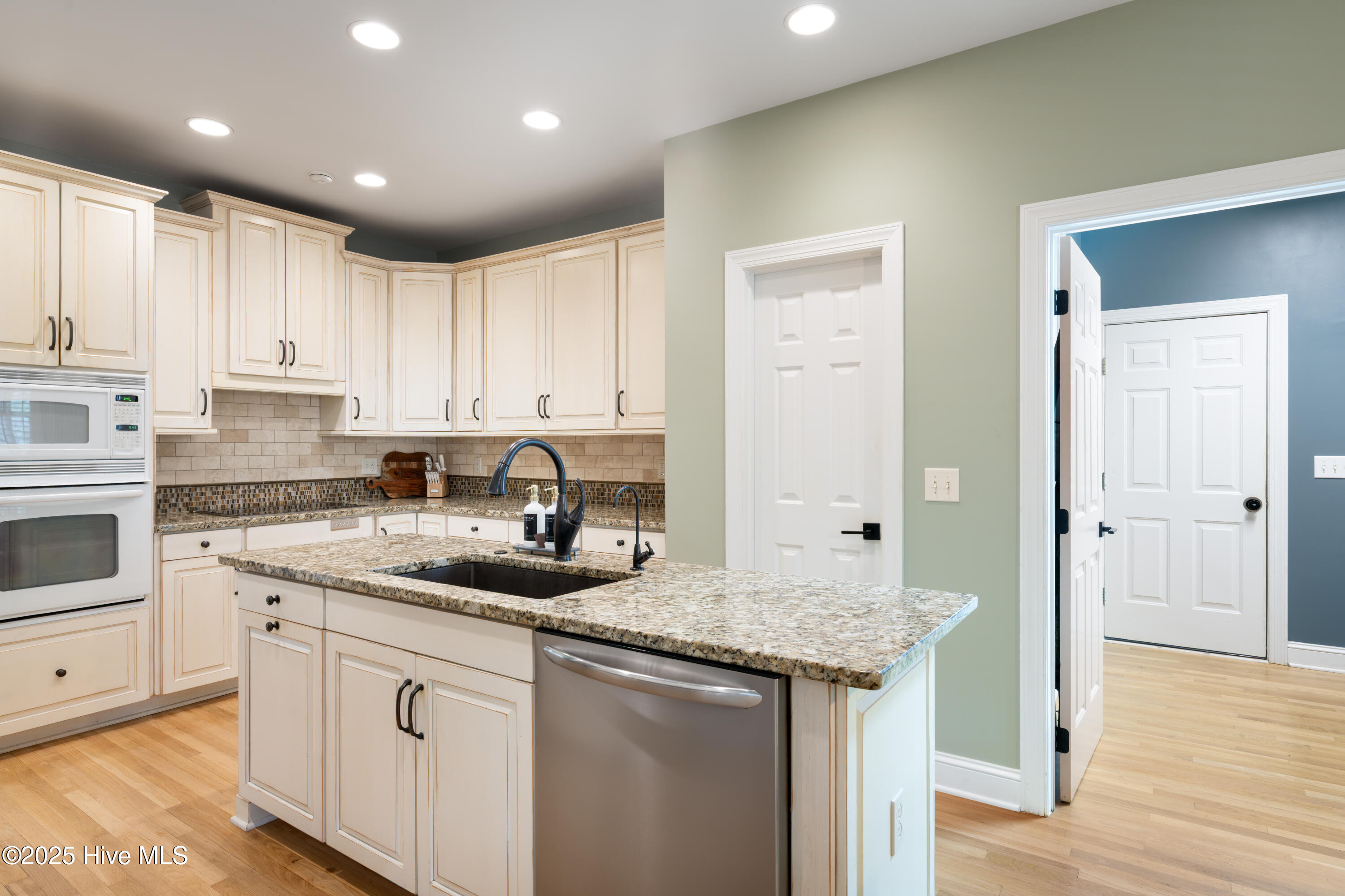 100544767 | Photo 21