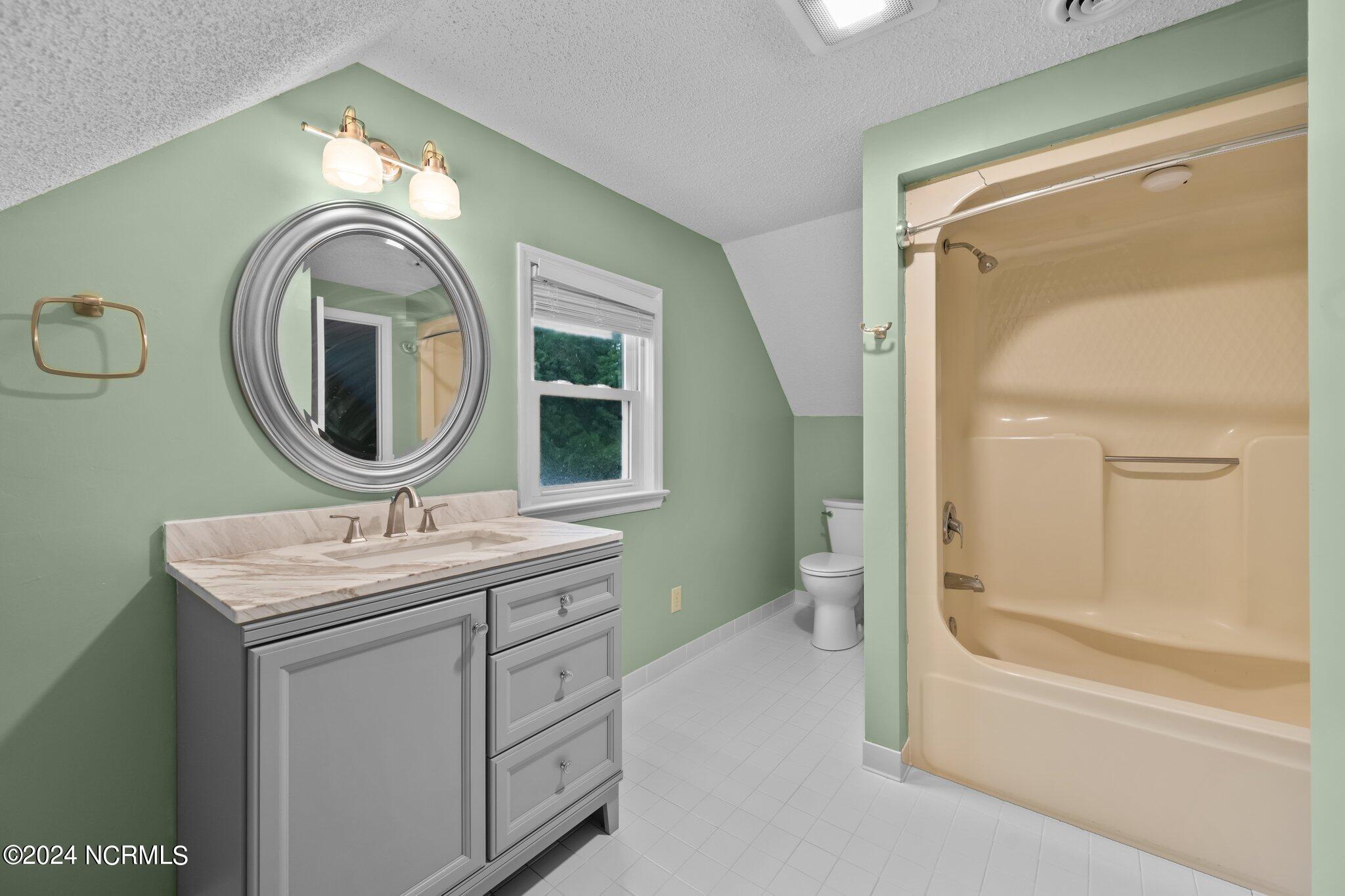 100528351 | Photo 46