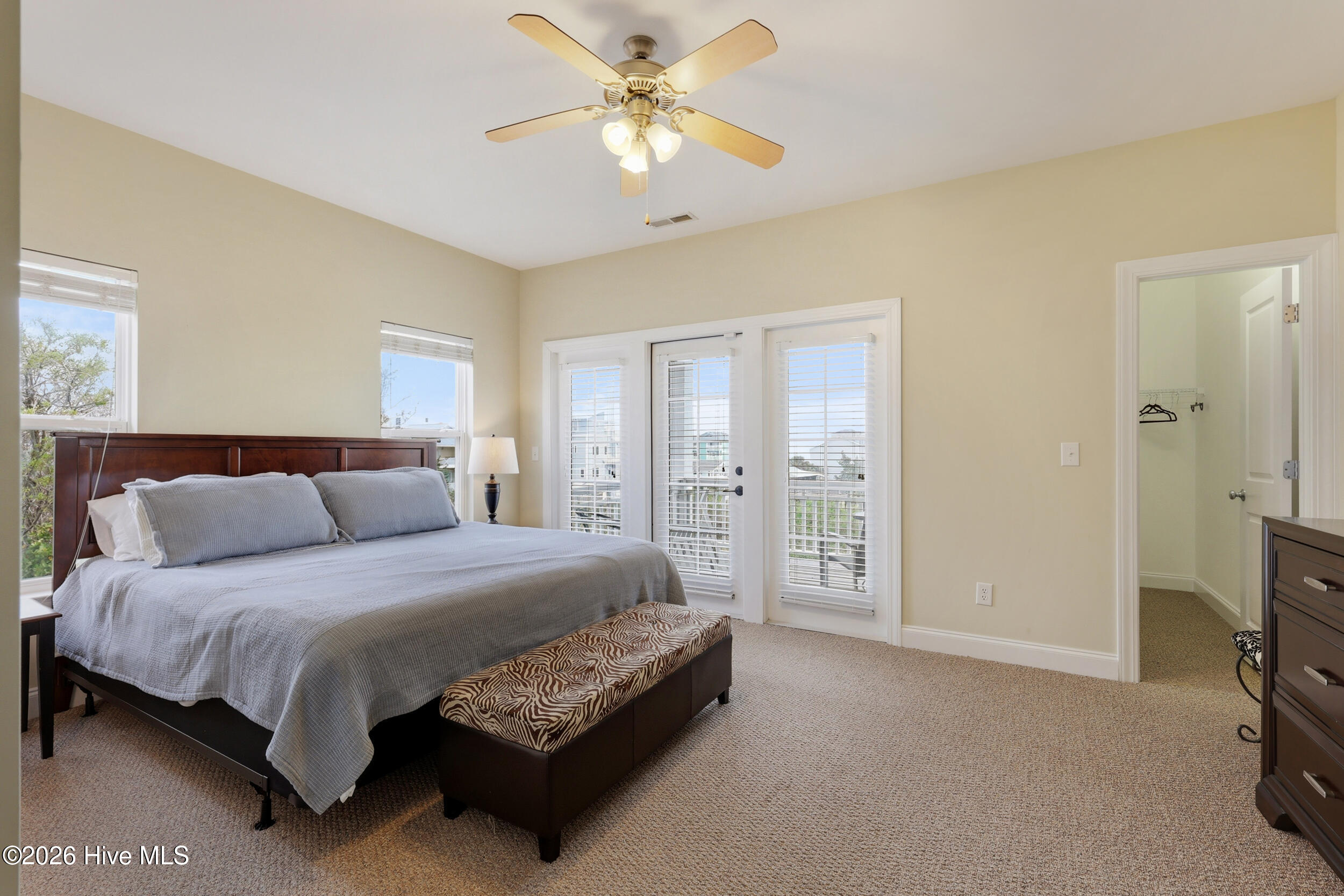 100562364 | Photo 15