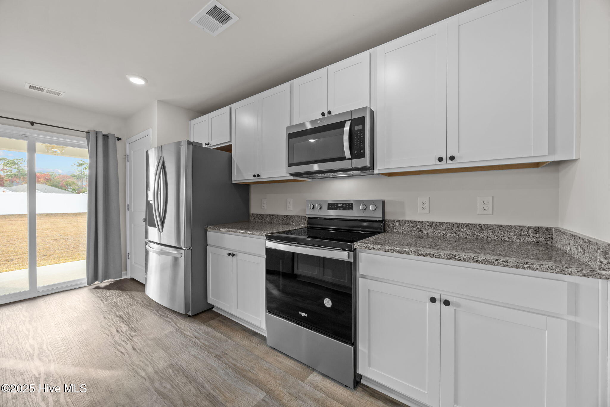 100542693 | Photo 30