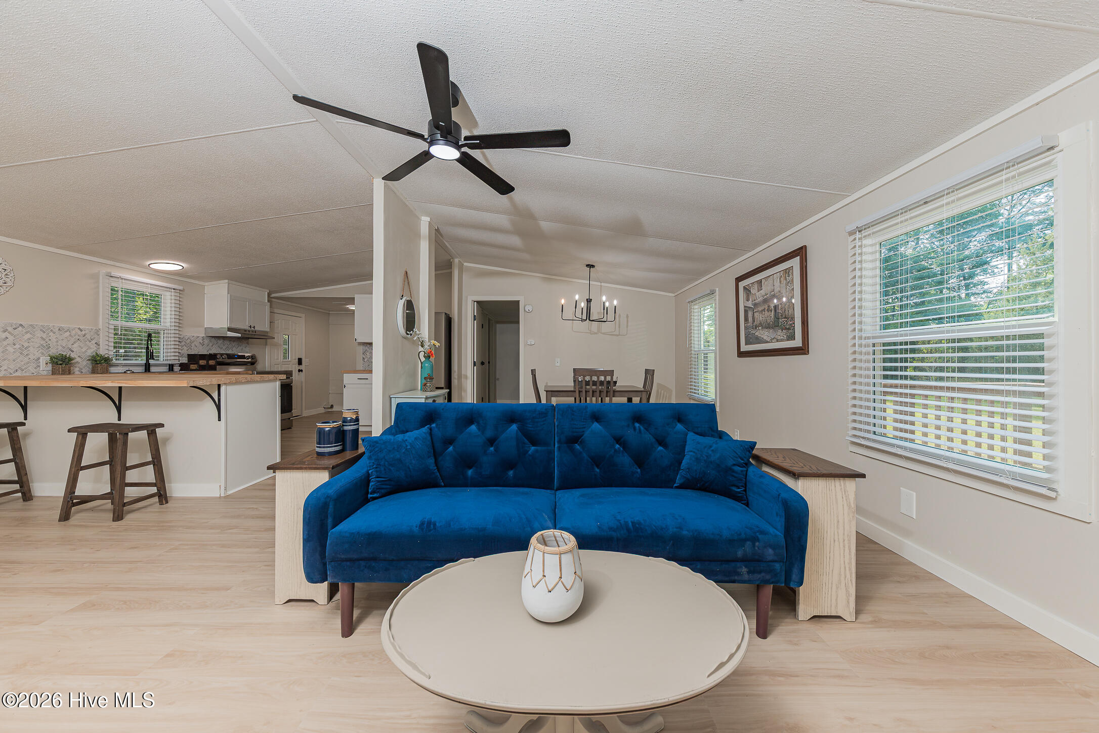 100570278 | Photo 12