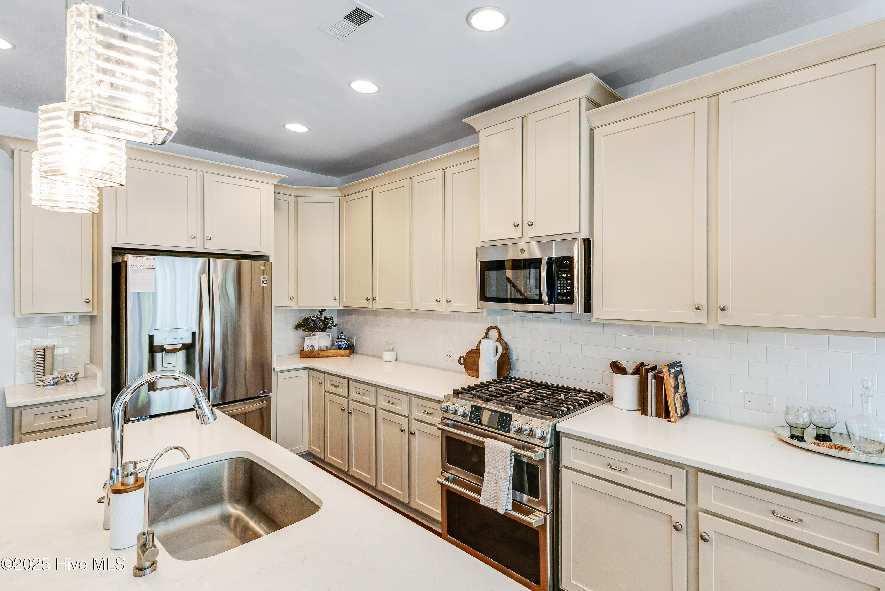 100542174 | Photo 16