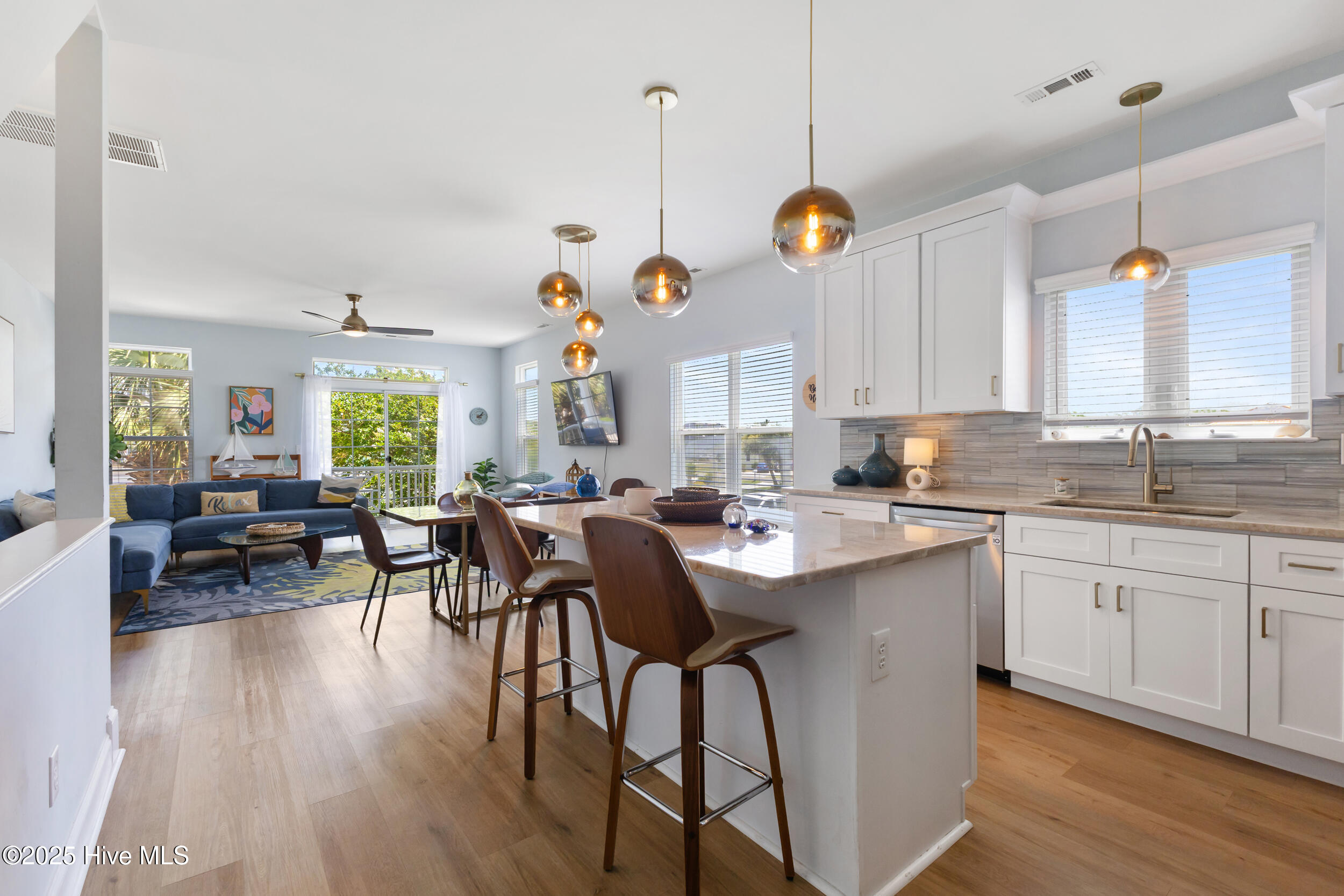 100520349 | Photo 12