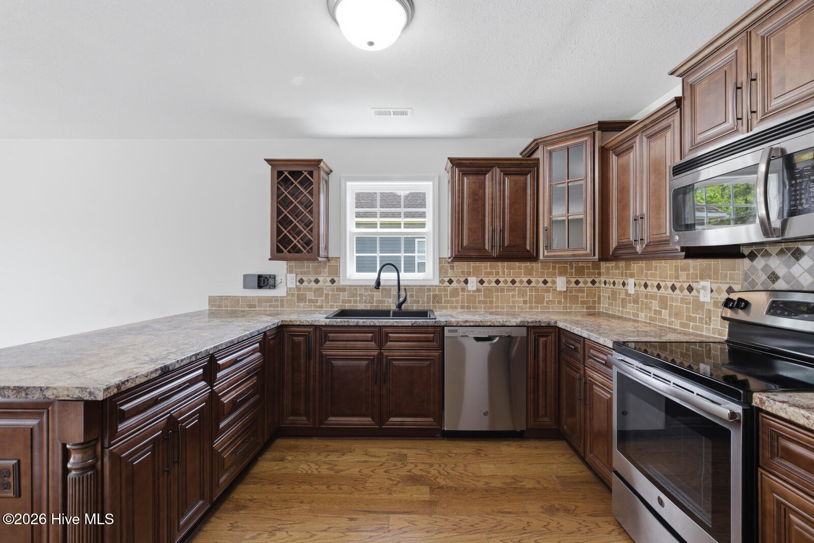 100568467 | Photo 11