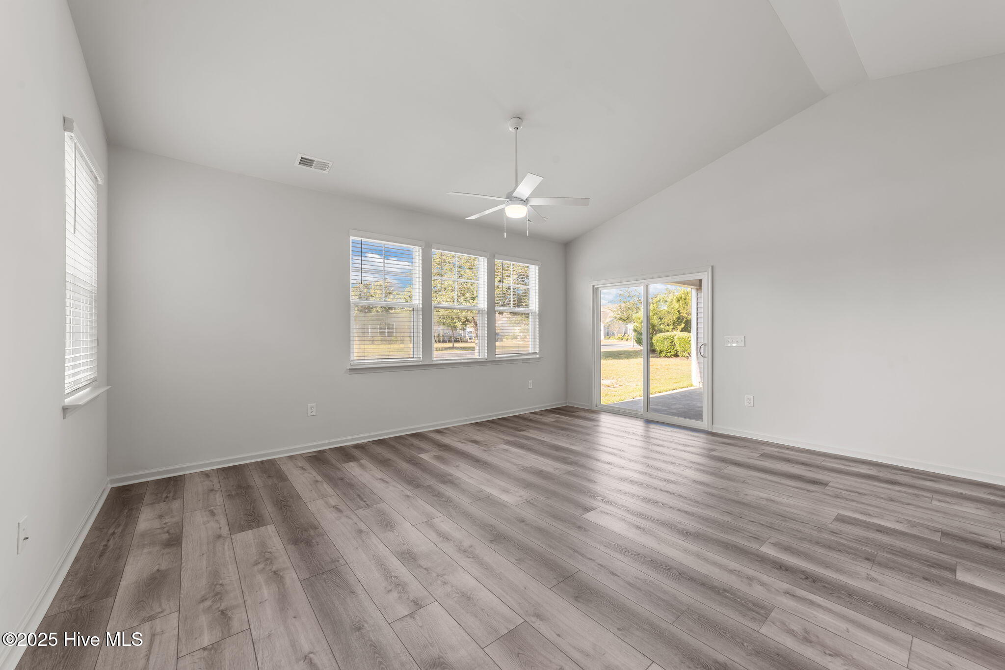 100533102 | Photo 19