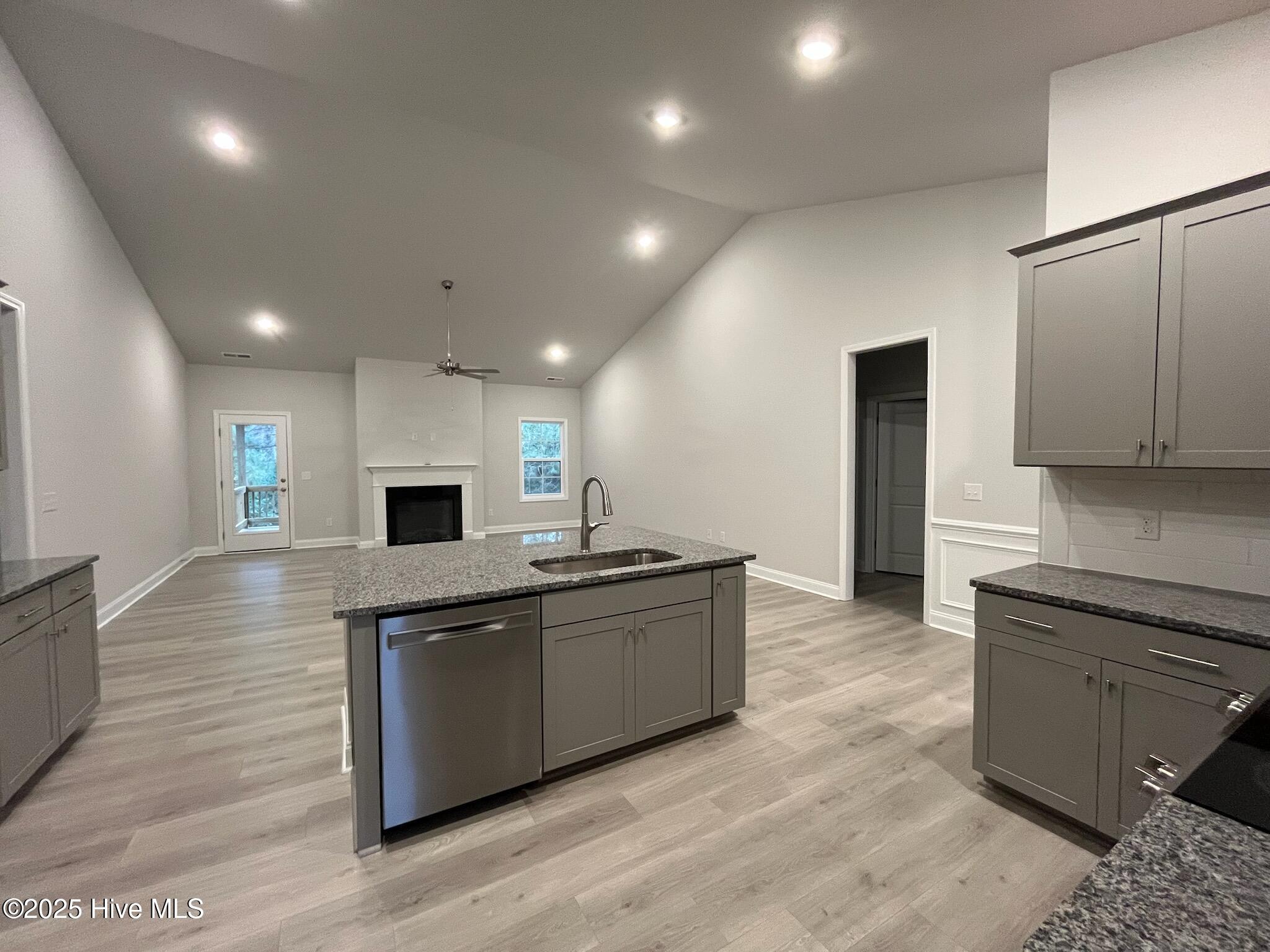 100545325 | Photo 13