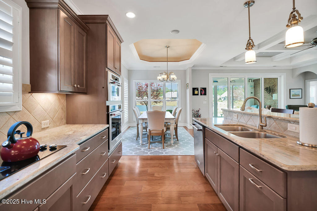 100534763 | Photo 16