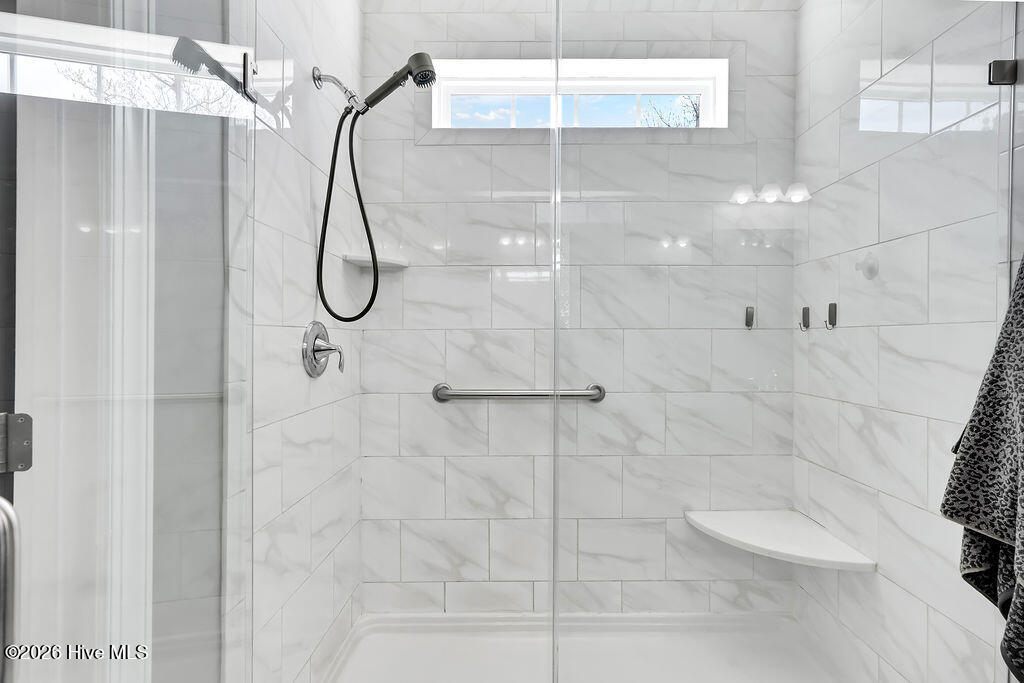 100561587 | Photo 29