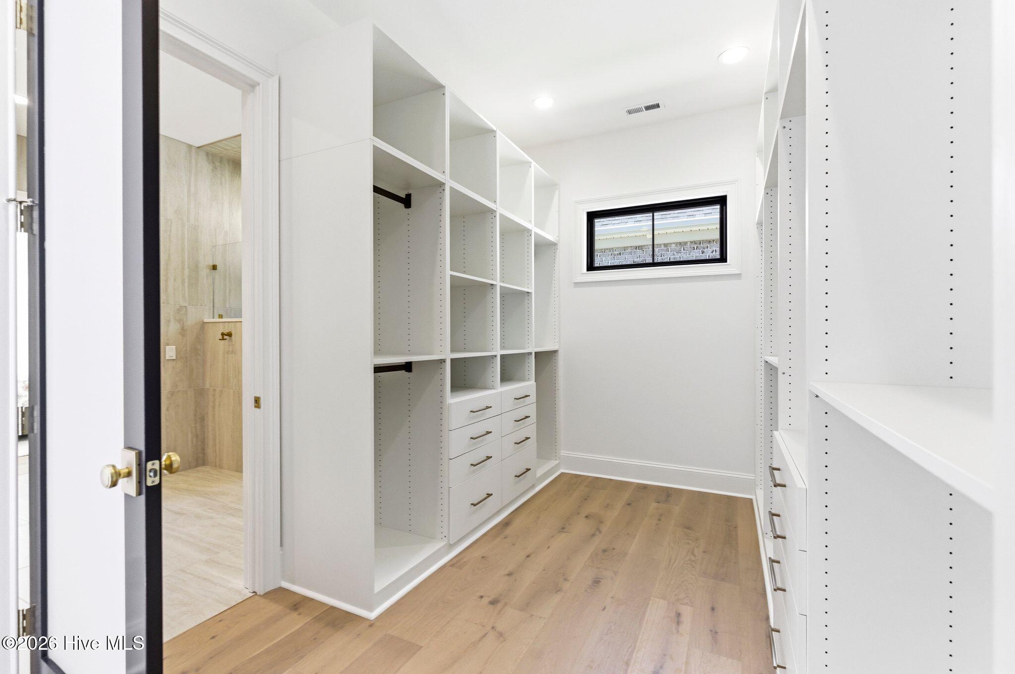 100570119 | Photo 44