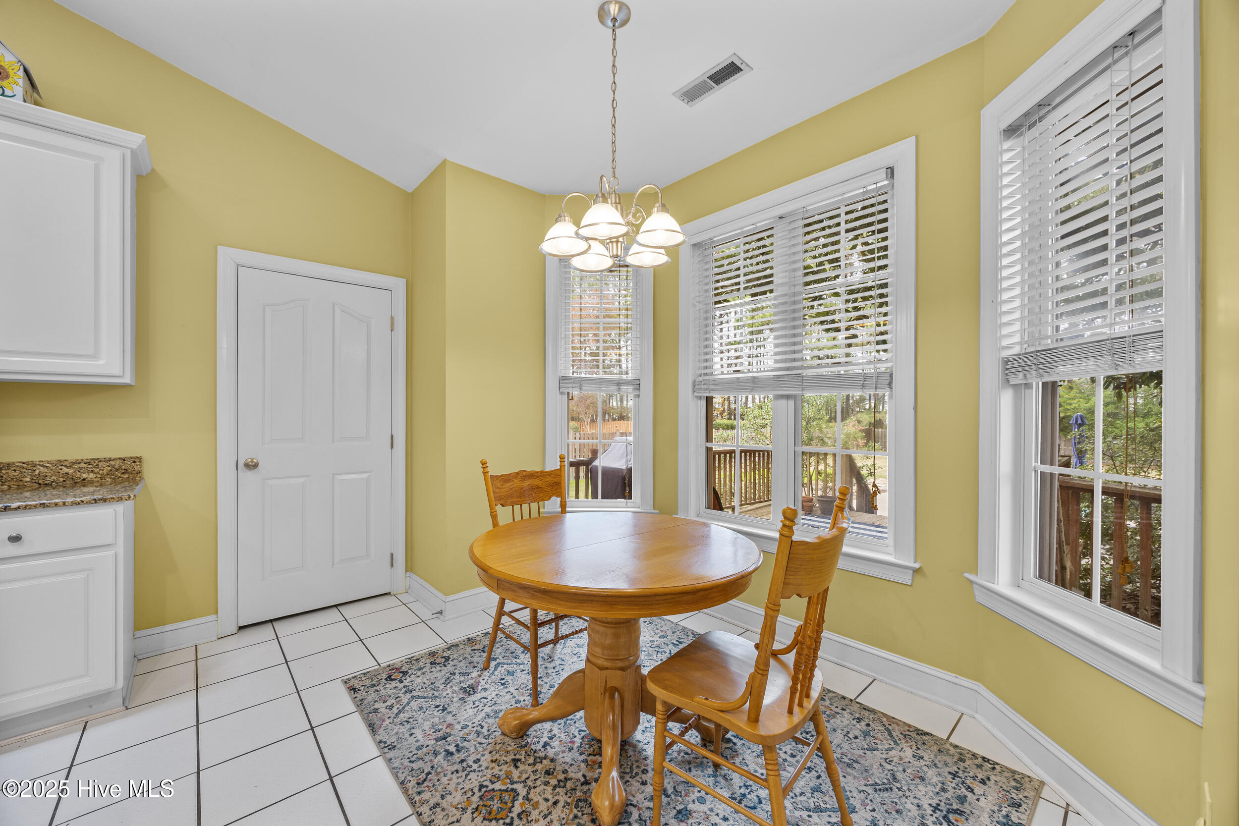 100543890 | Photo 16