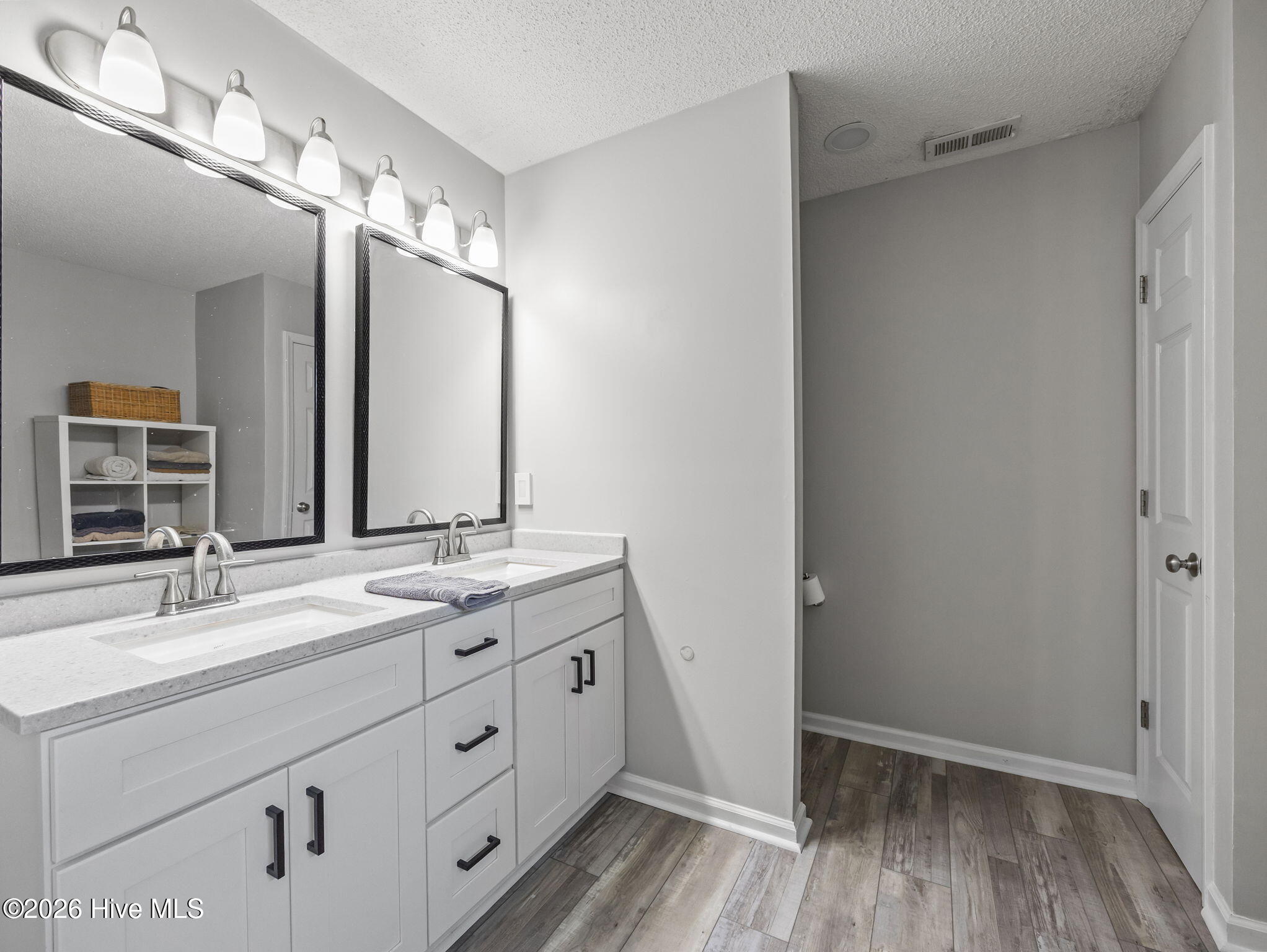 100566884 | Photo 26