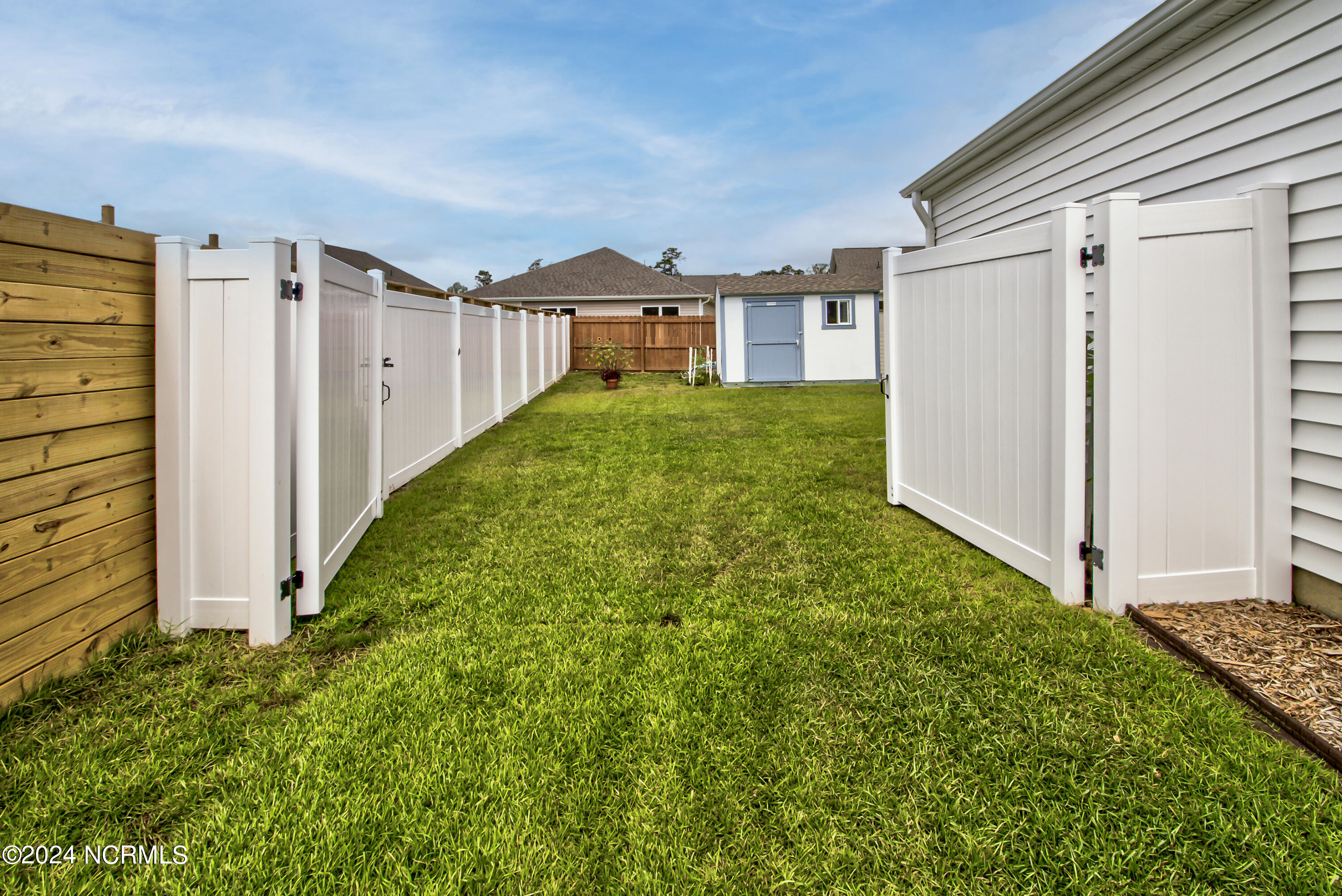 100563722 | Photo 32