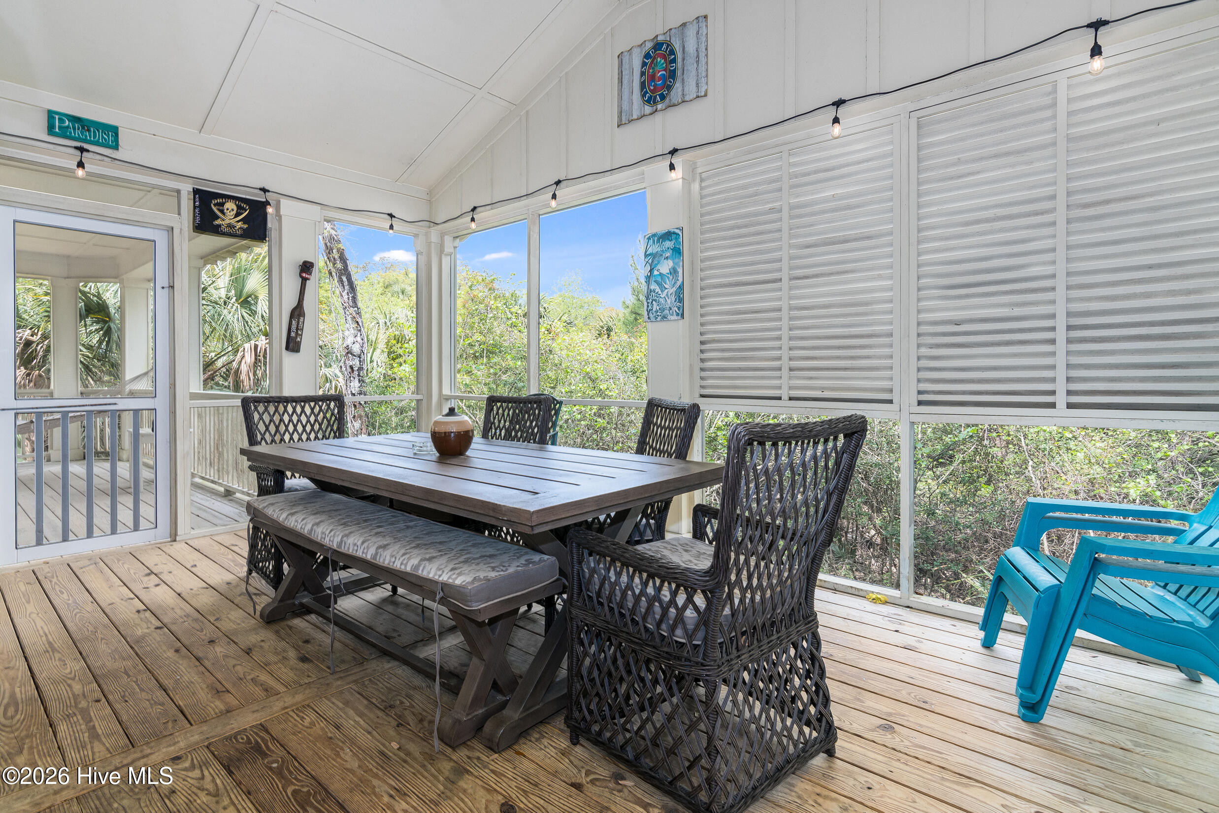 100570305 | Photo 36