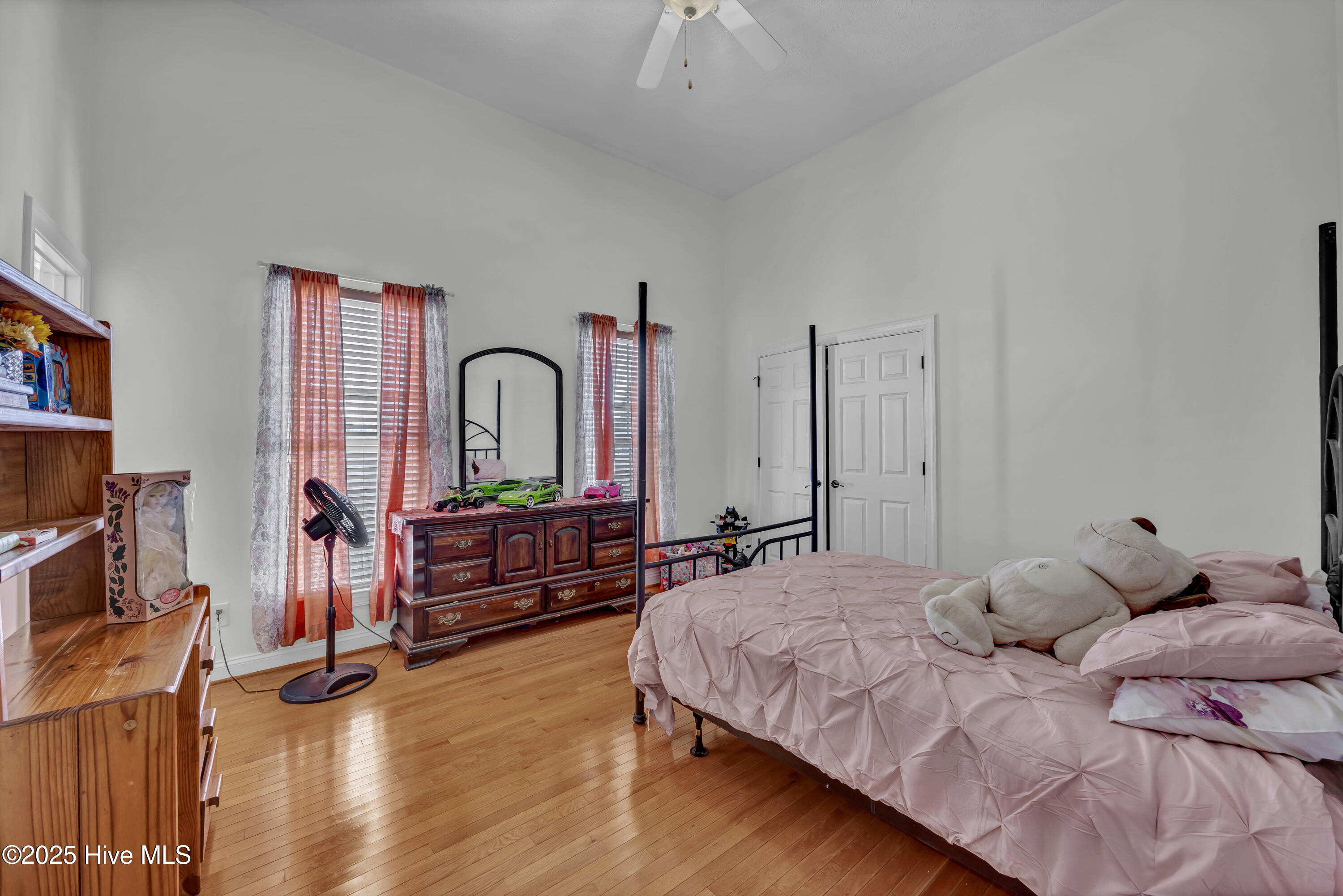 100545999 | Photo 22