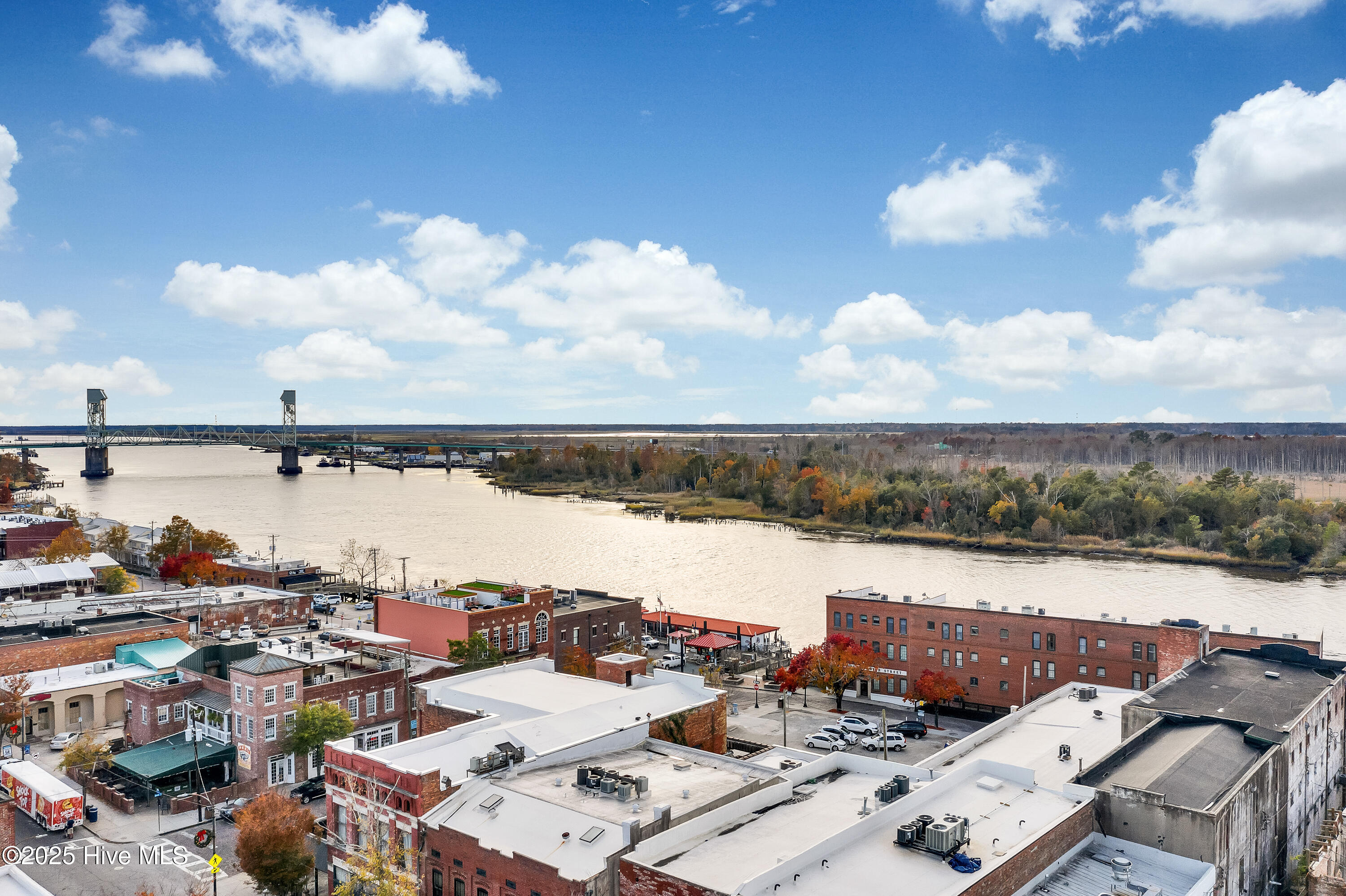 Great location - close to downtown Wilmington and Figure Eight Island & Wrightsville Beach