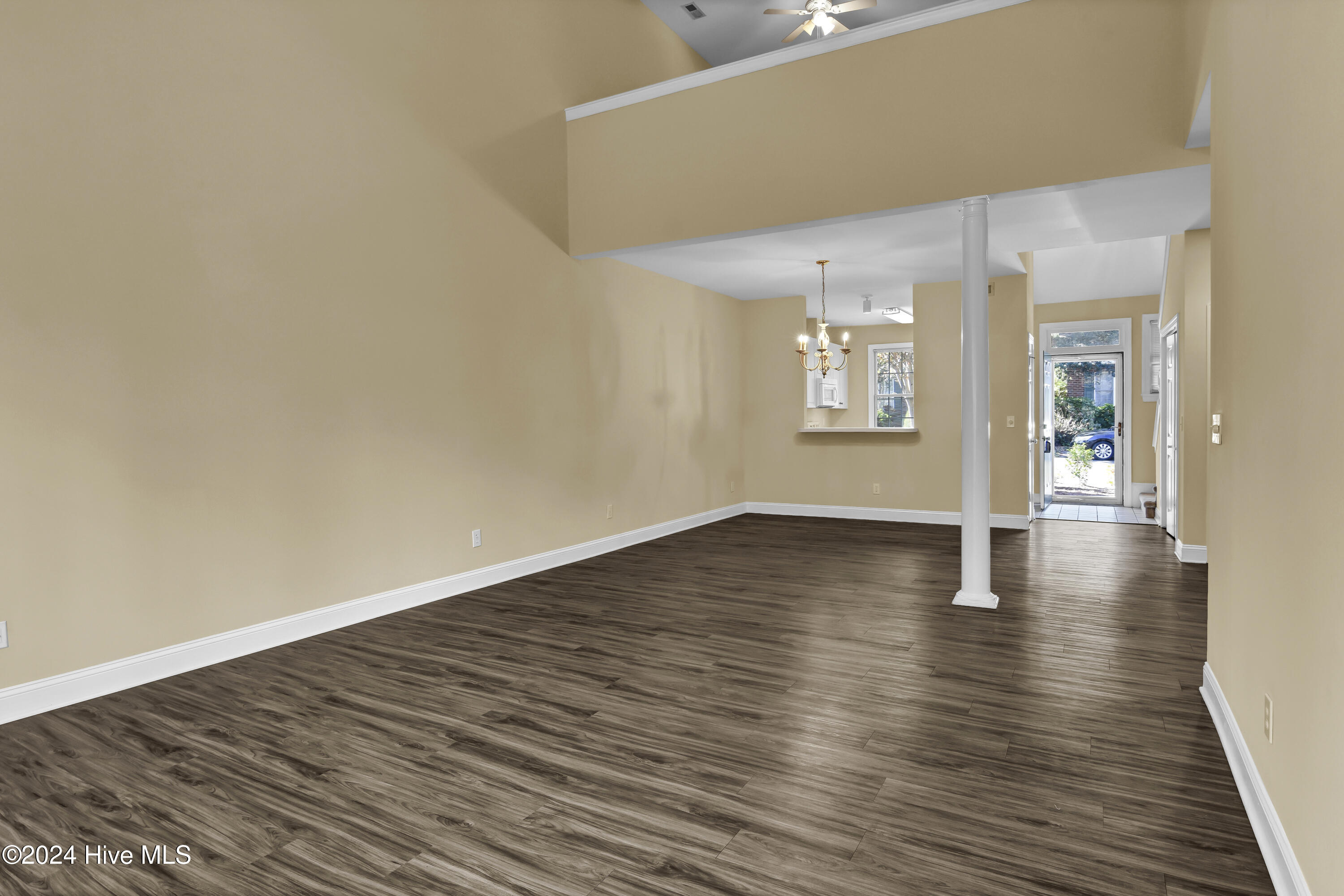 100558225 | Photo 12