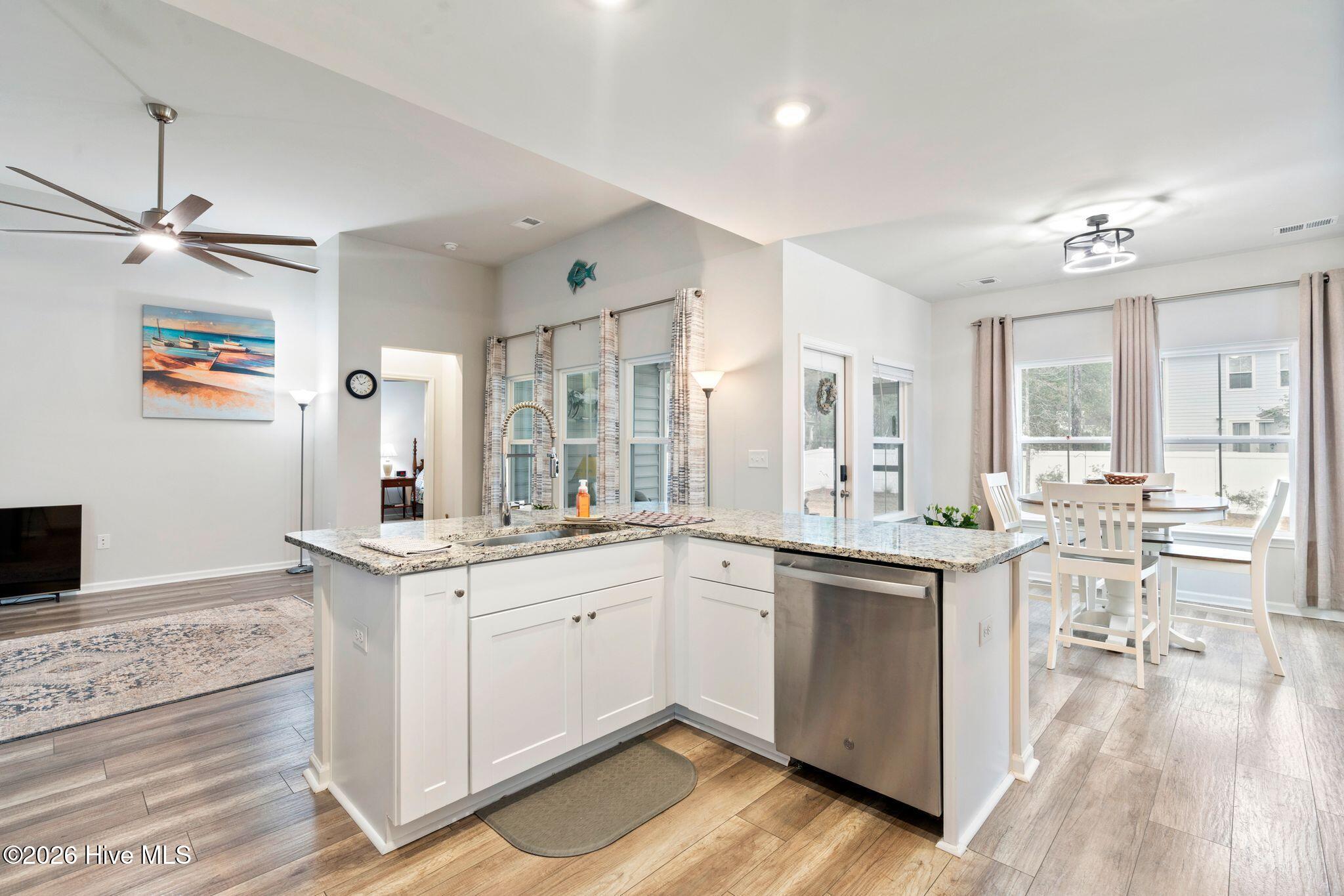 100550488 | Photo 12