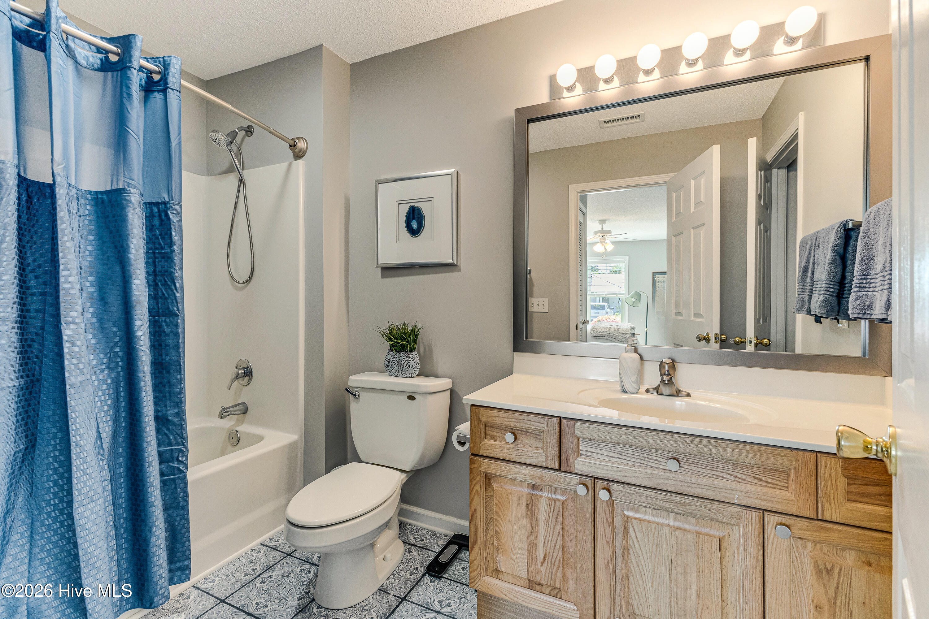 100566975 | Photo 23