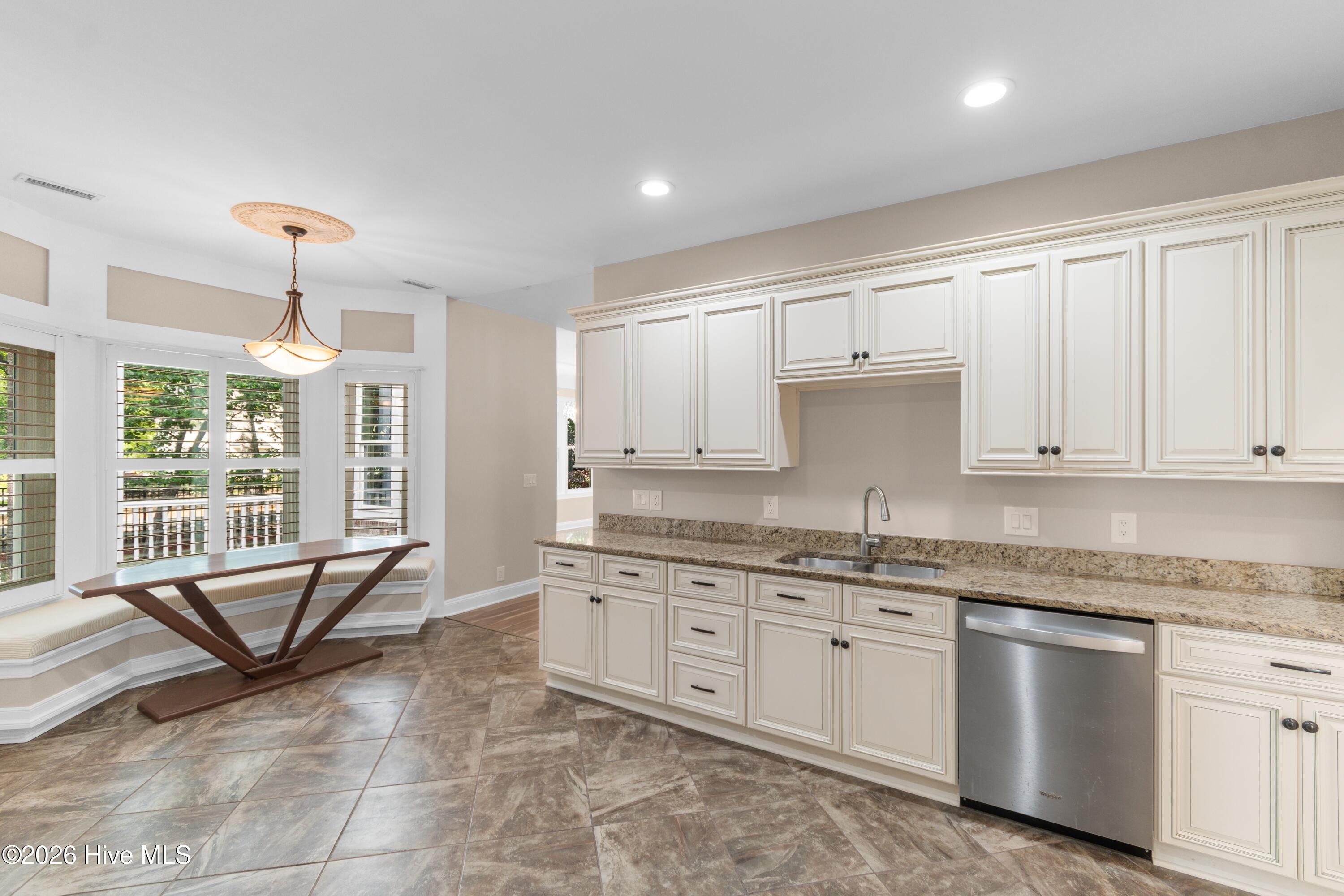 100569260 | Photo 10