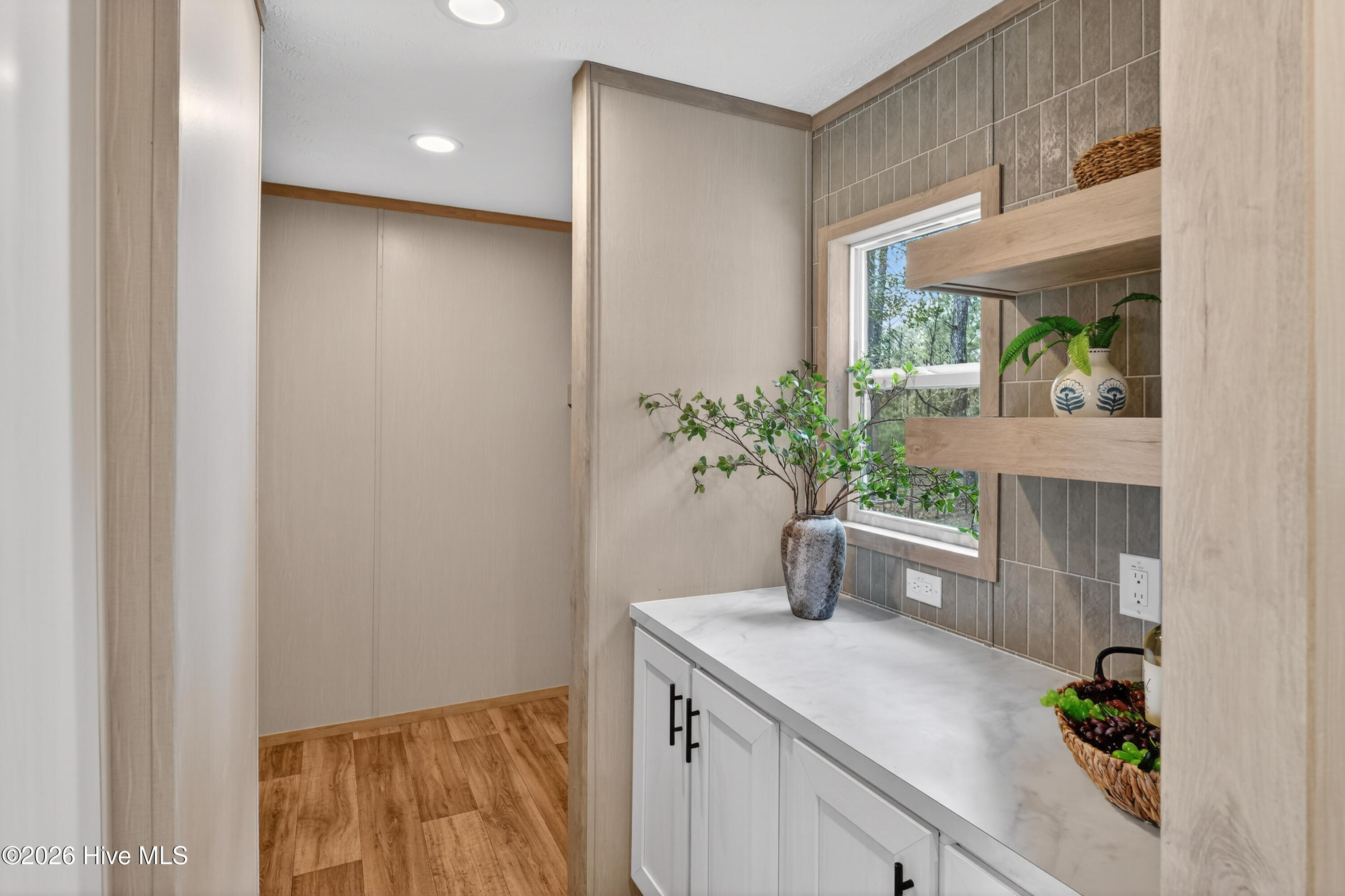 100560207 | Photo 11