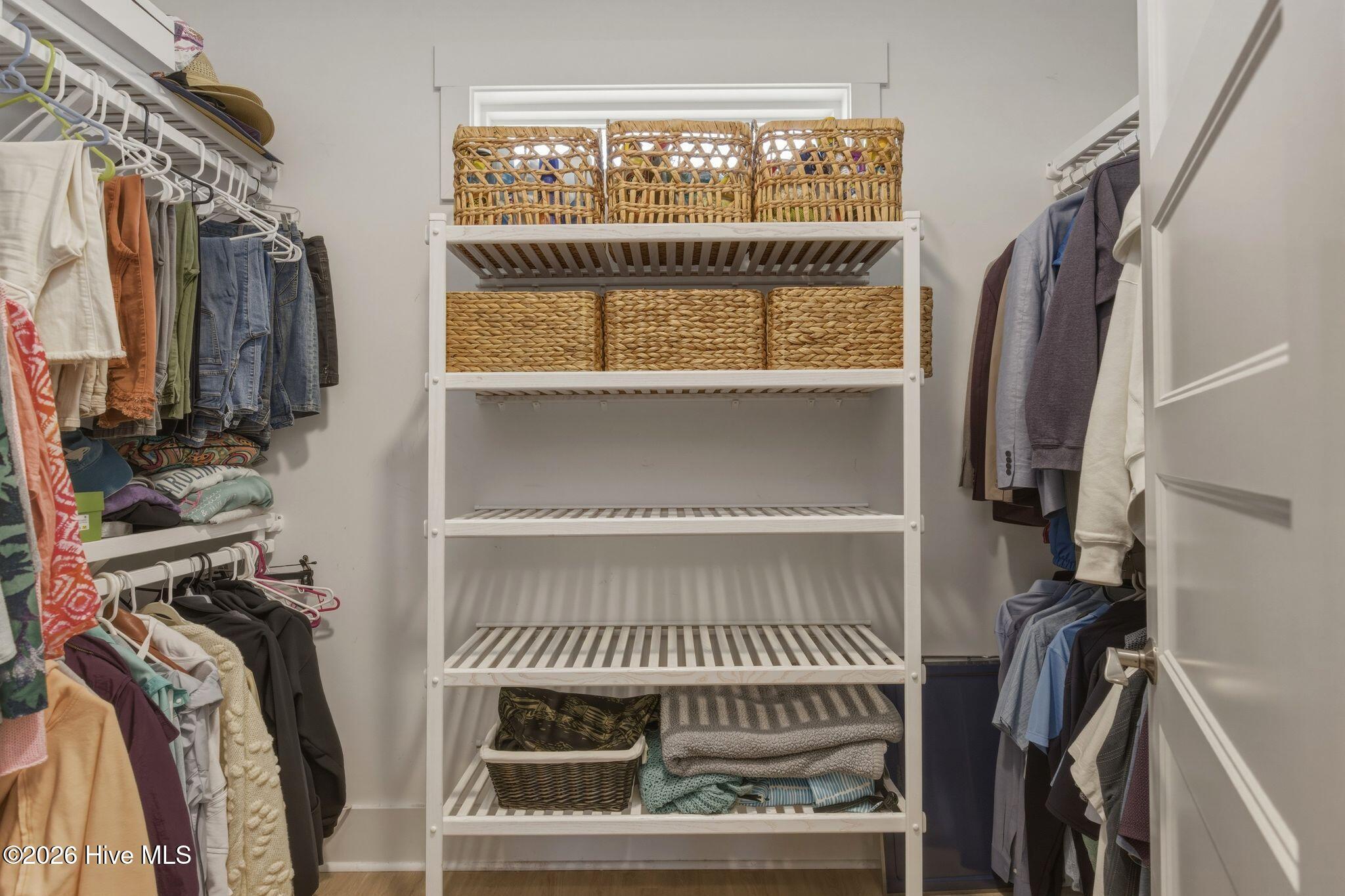 100562049 | Photo 30