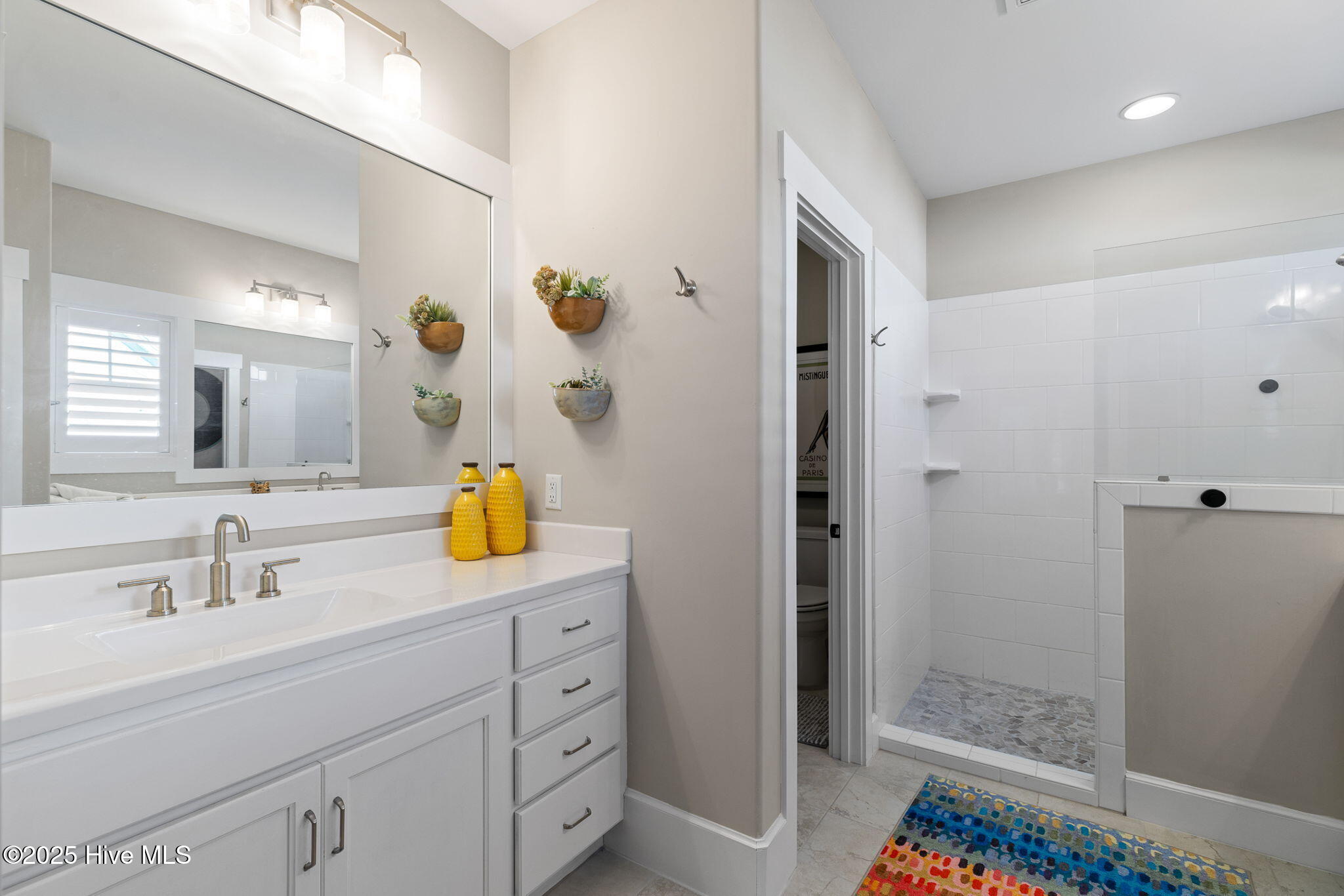 100540140 | Photo 25