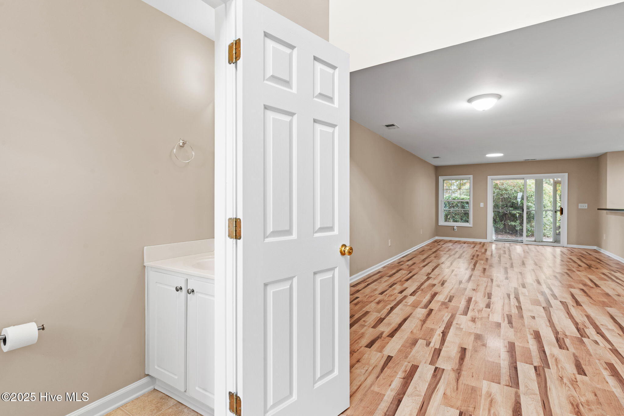 100542570 | Photo 16