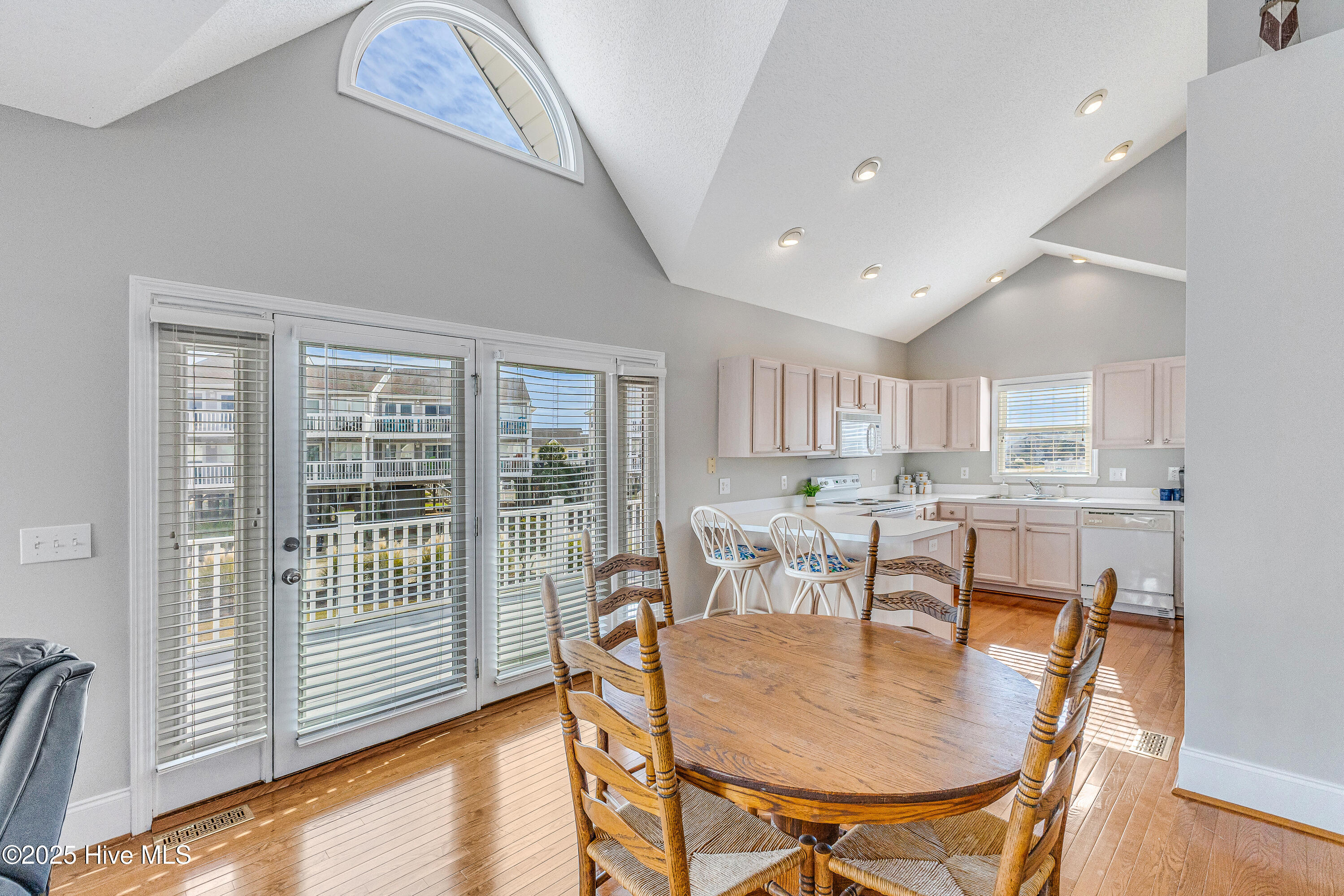 100522444 | Photo 20