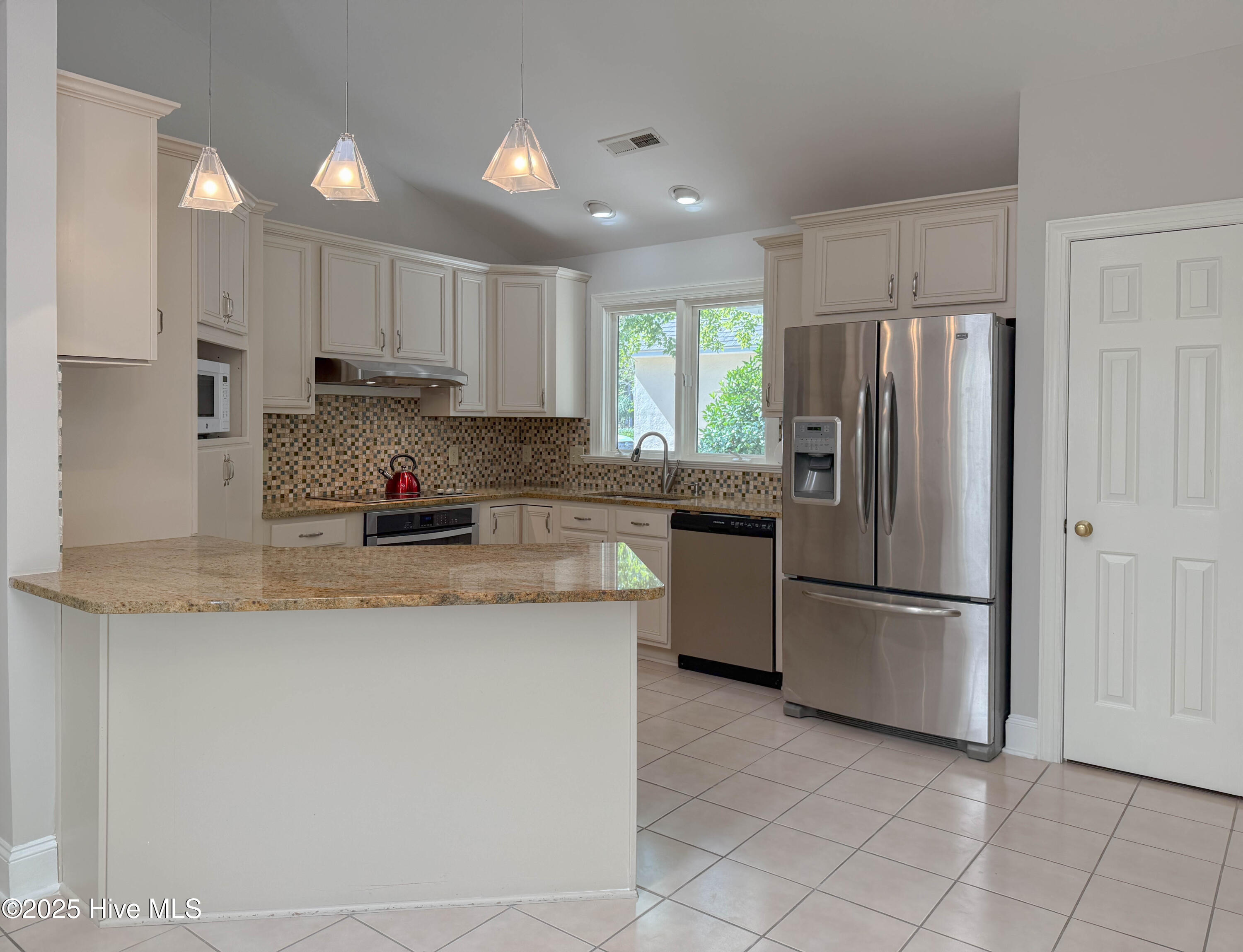 100535071 | Photo 40