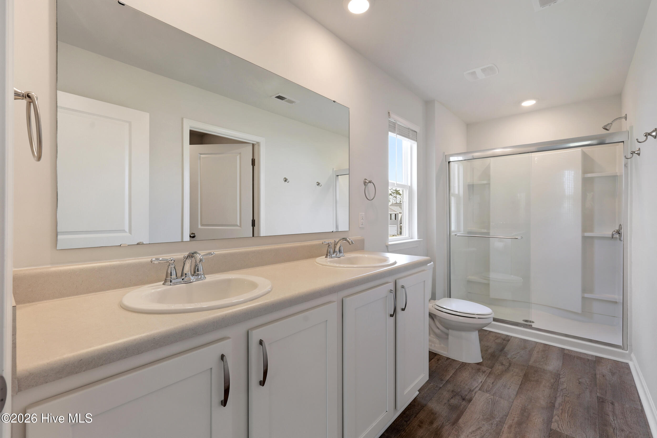 100563089 | Photo 18