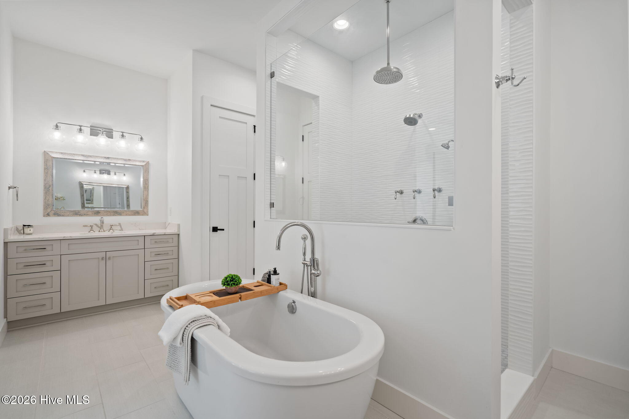 100566934 | Photo 37