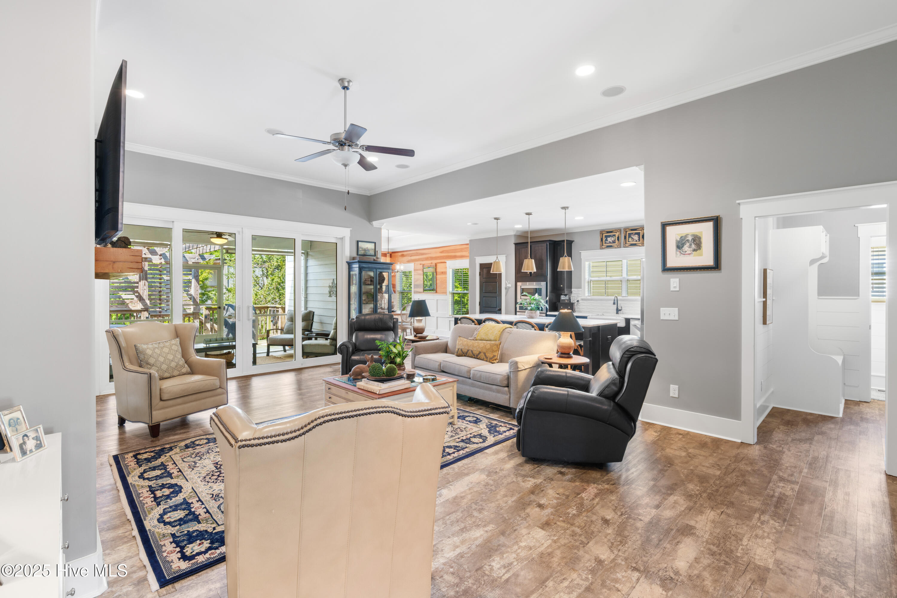 100543866 | Photo 21