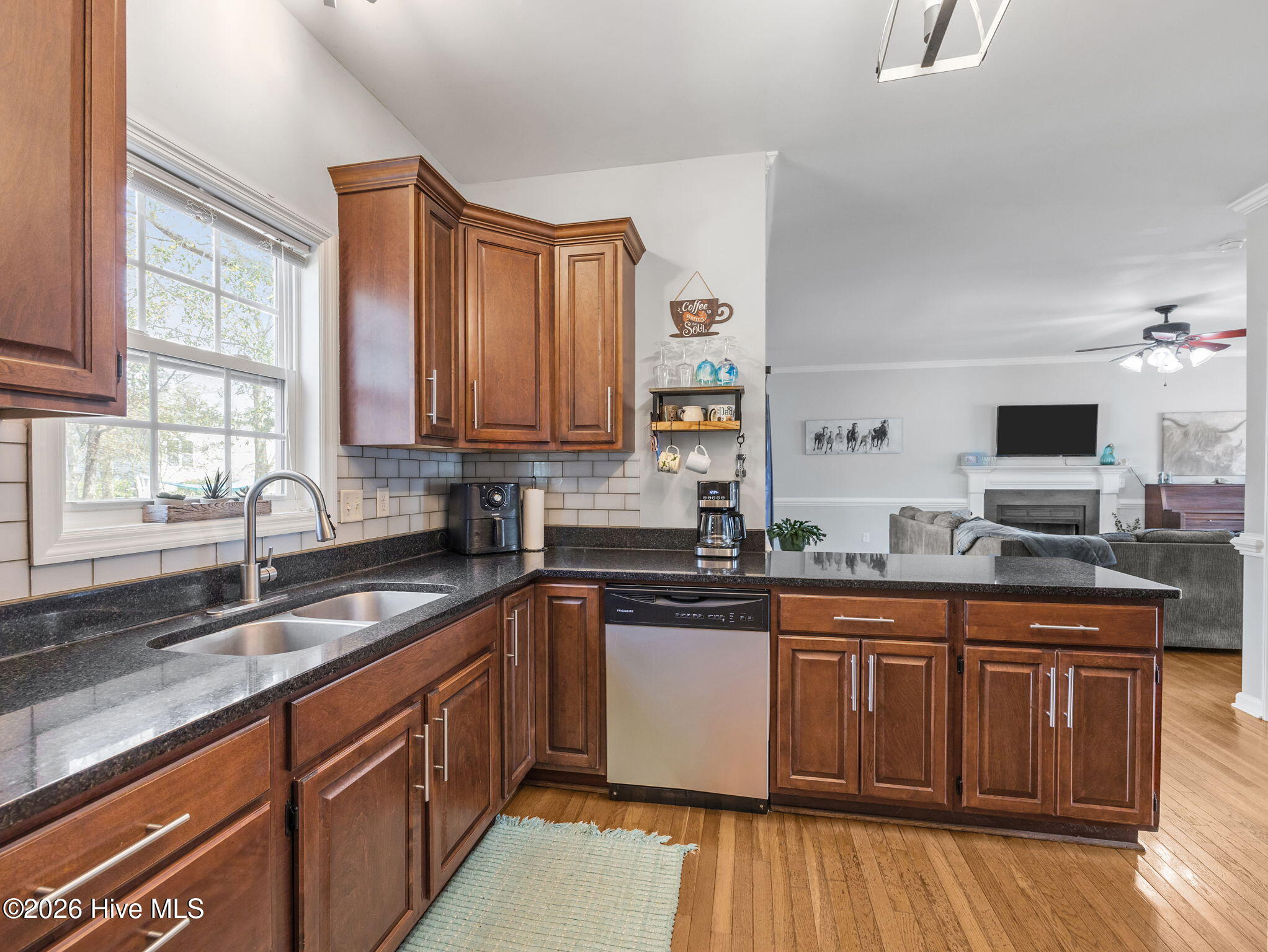 100562601 | Photo 11