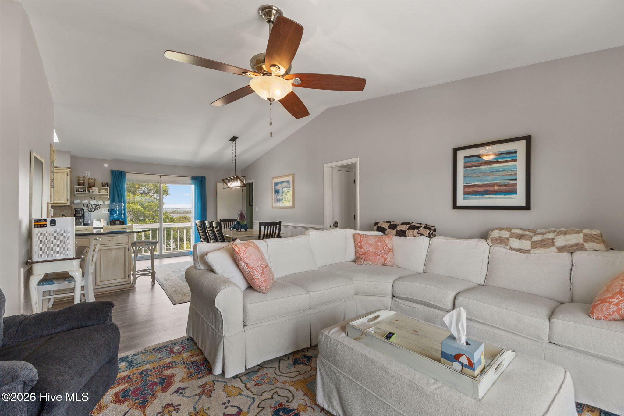 100568142 | Photo 17