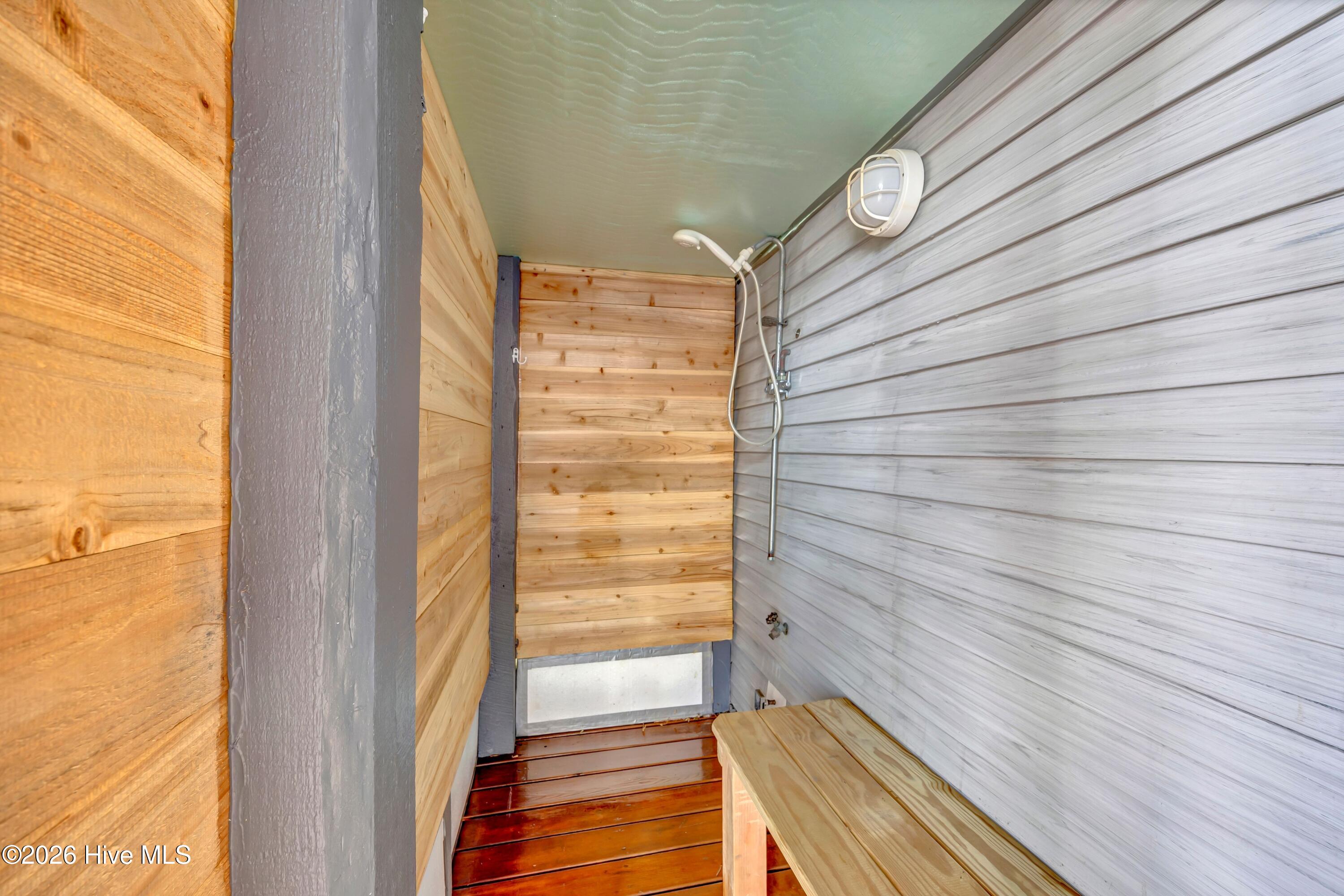 100556301 | Photo 24