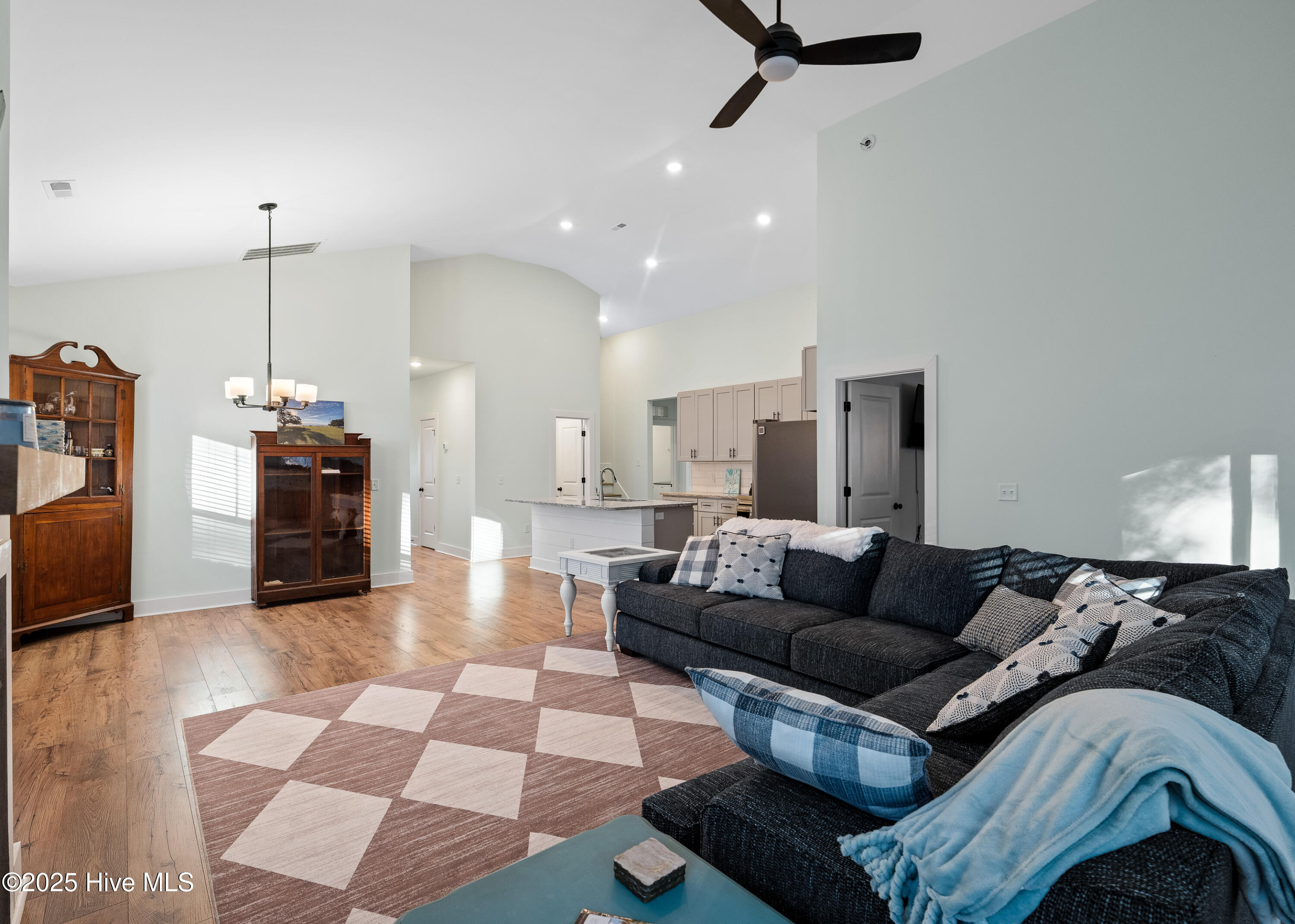 100539814 | Photo 16