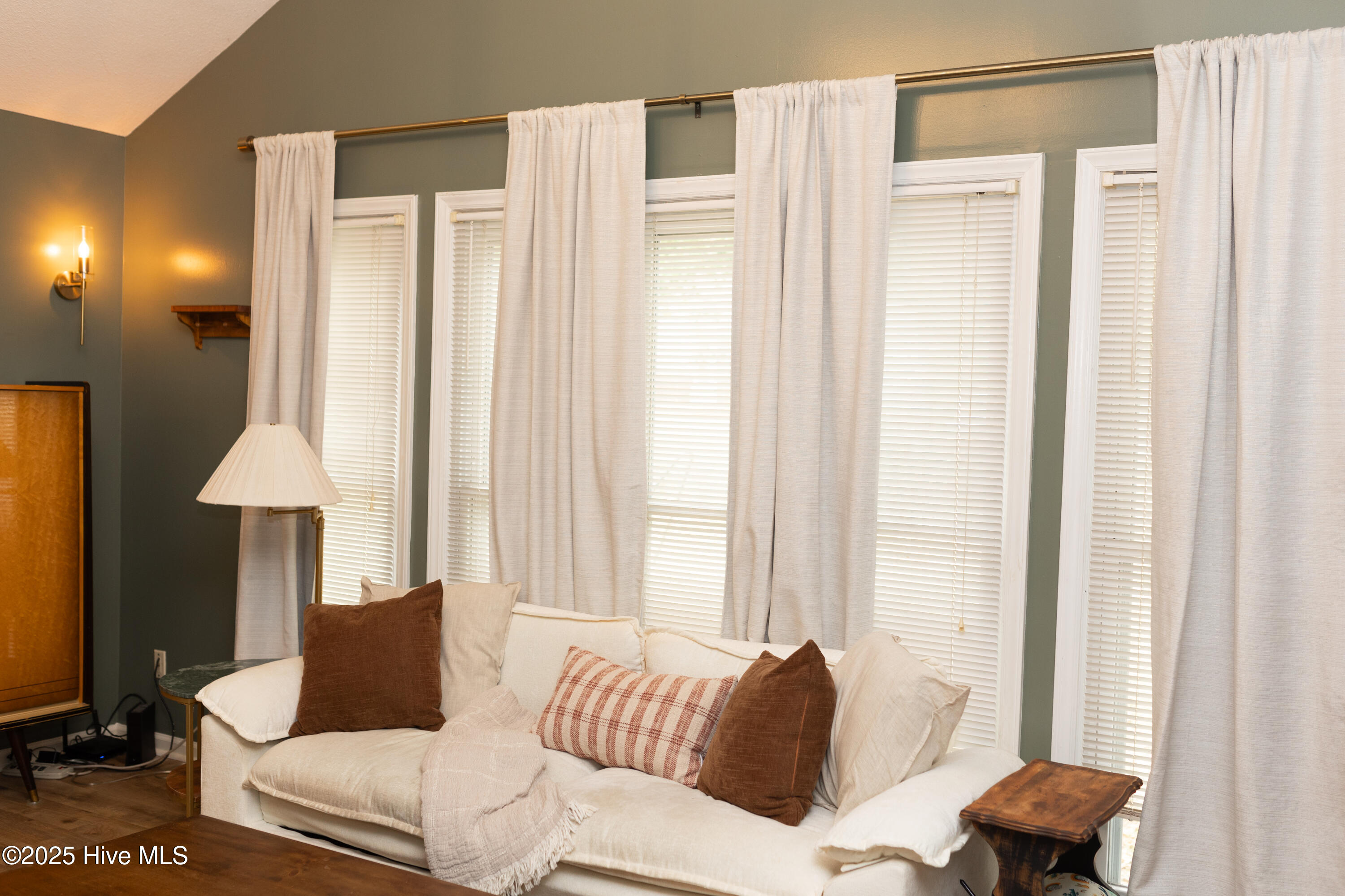 100540057 | Photo 12