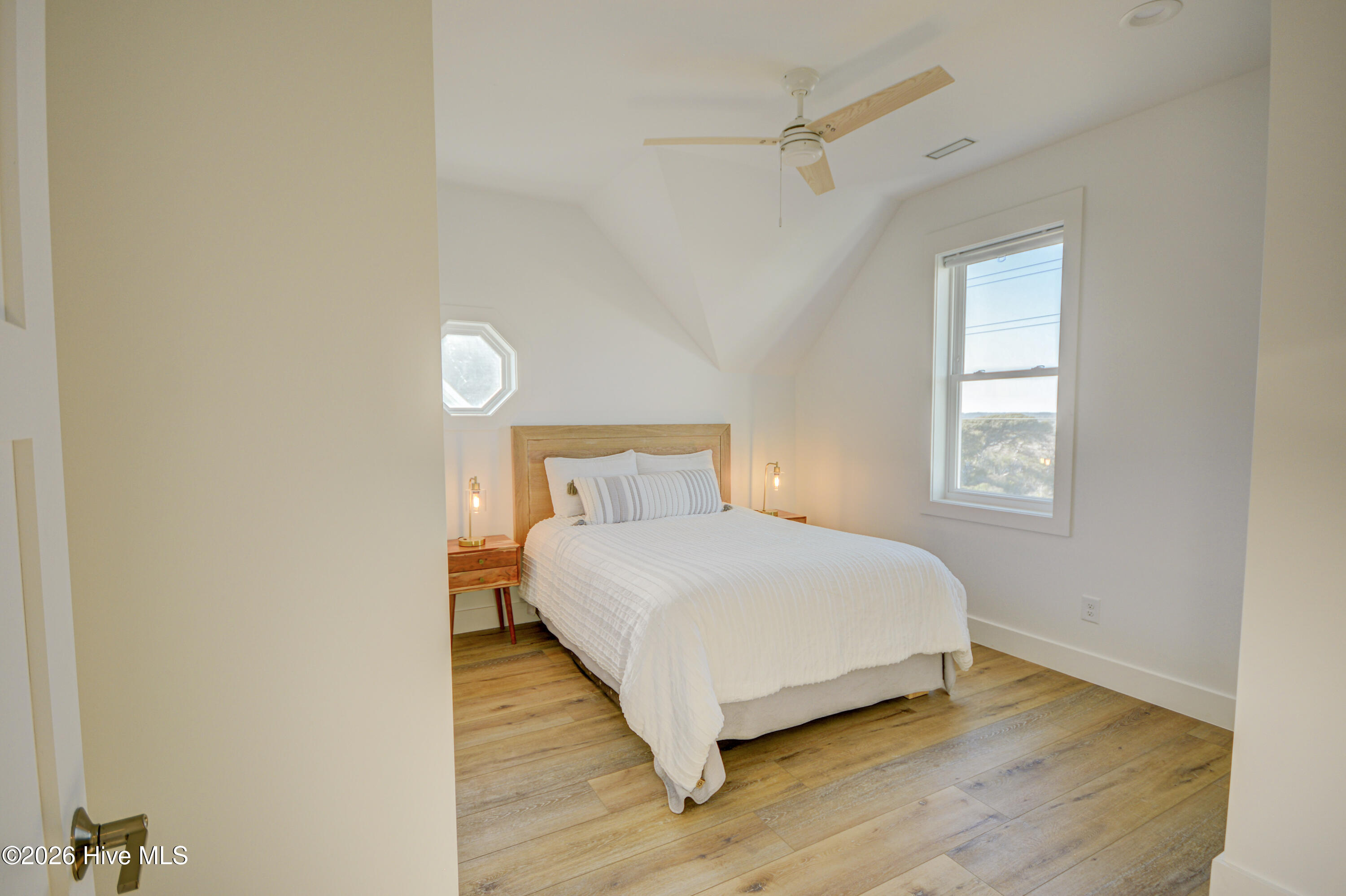 100556459 | Photo 35