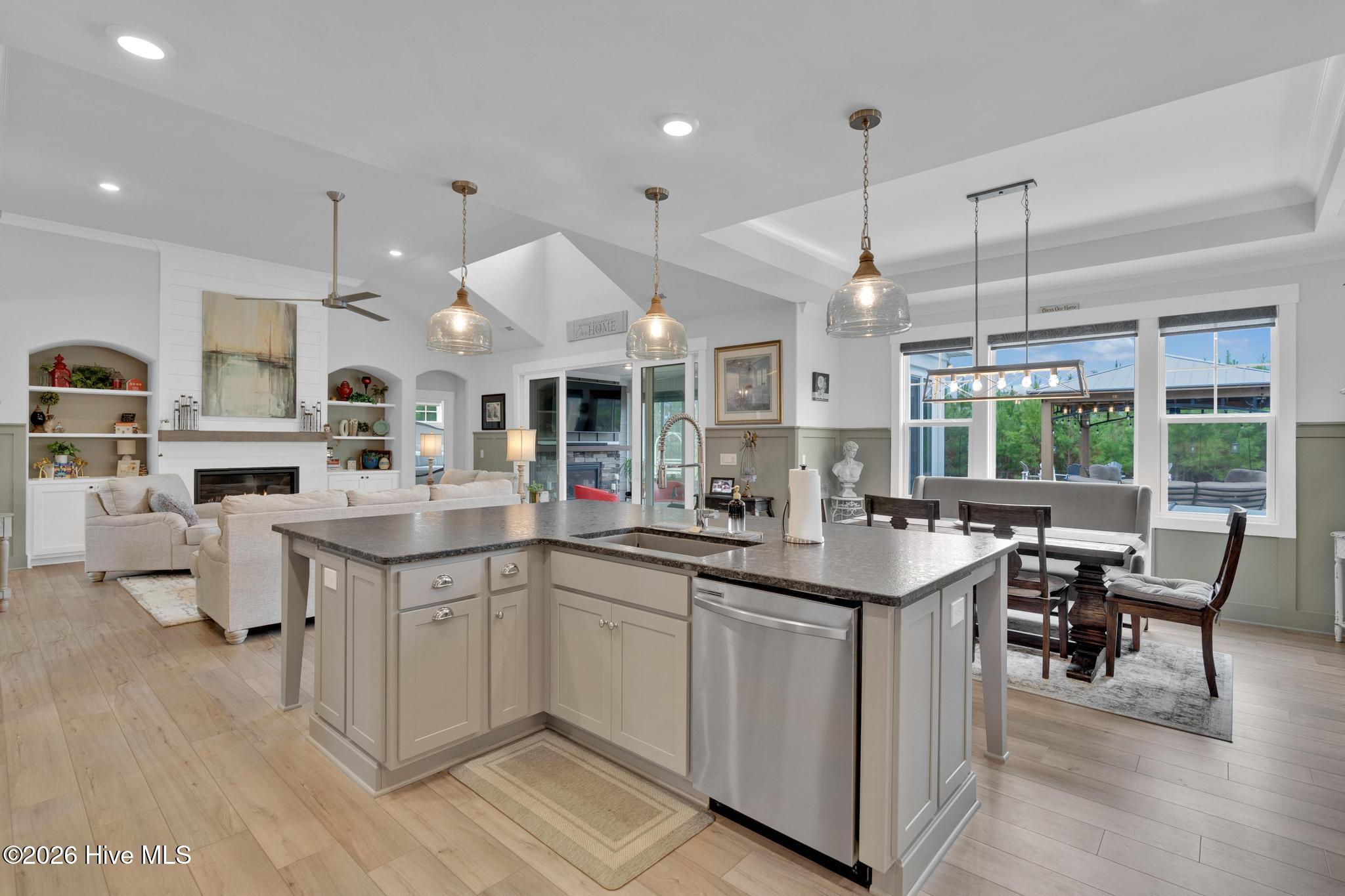 100561438 | Photo 11