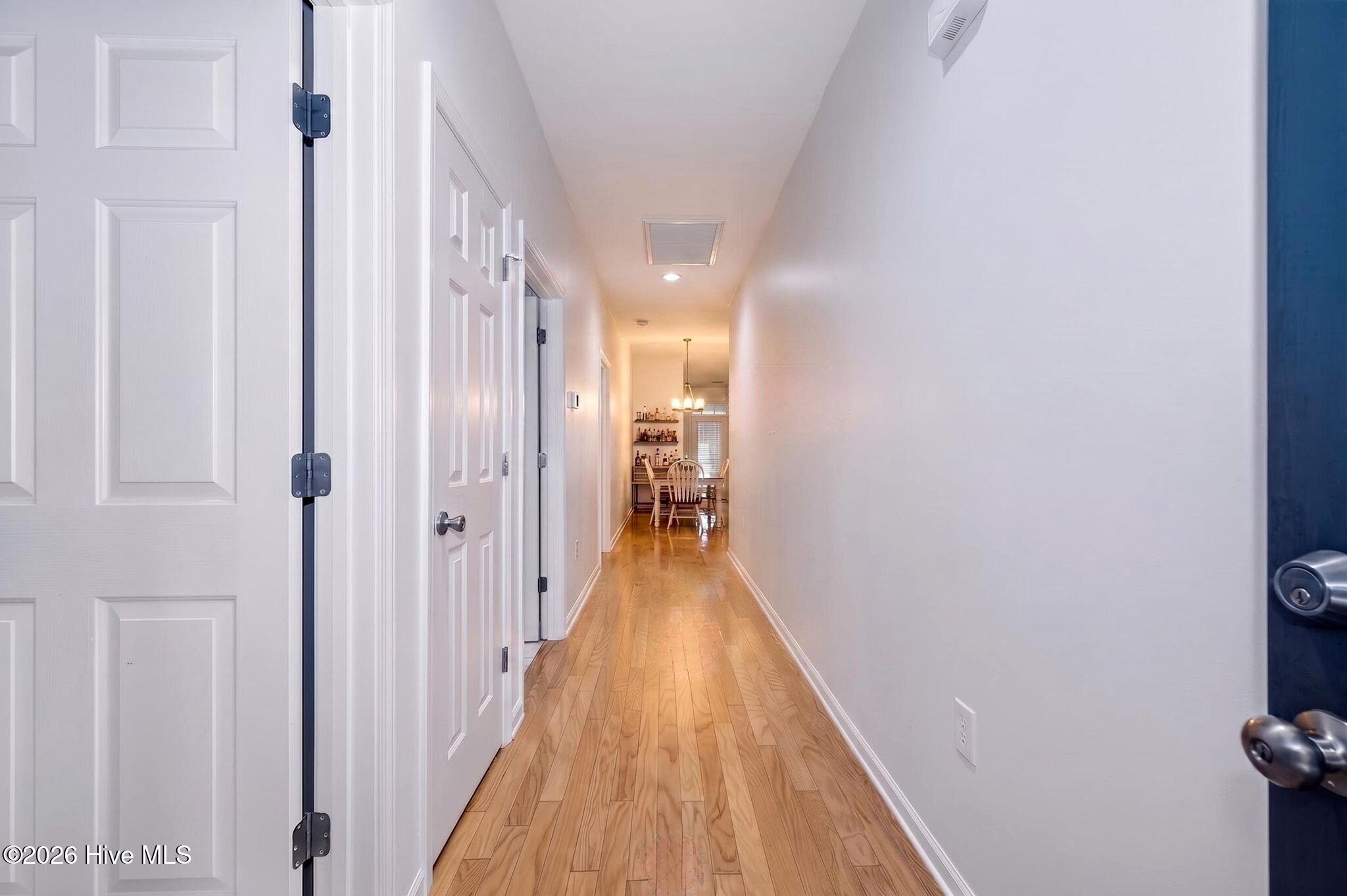 100570606 | Photo 13