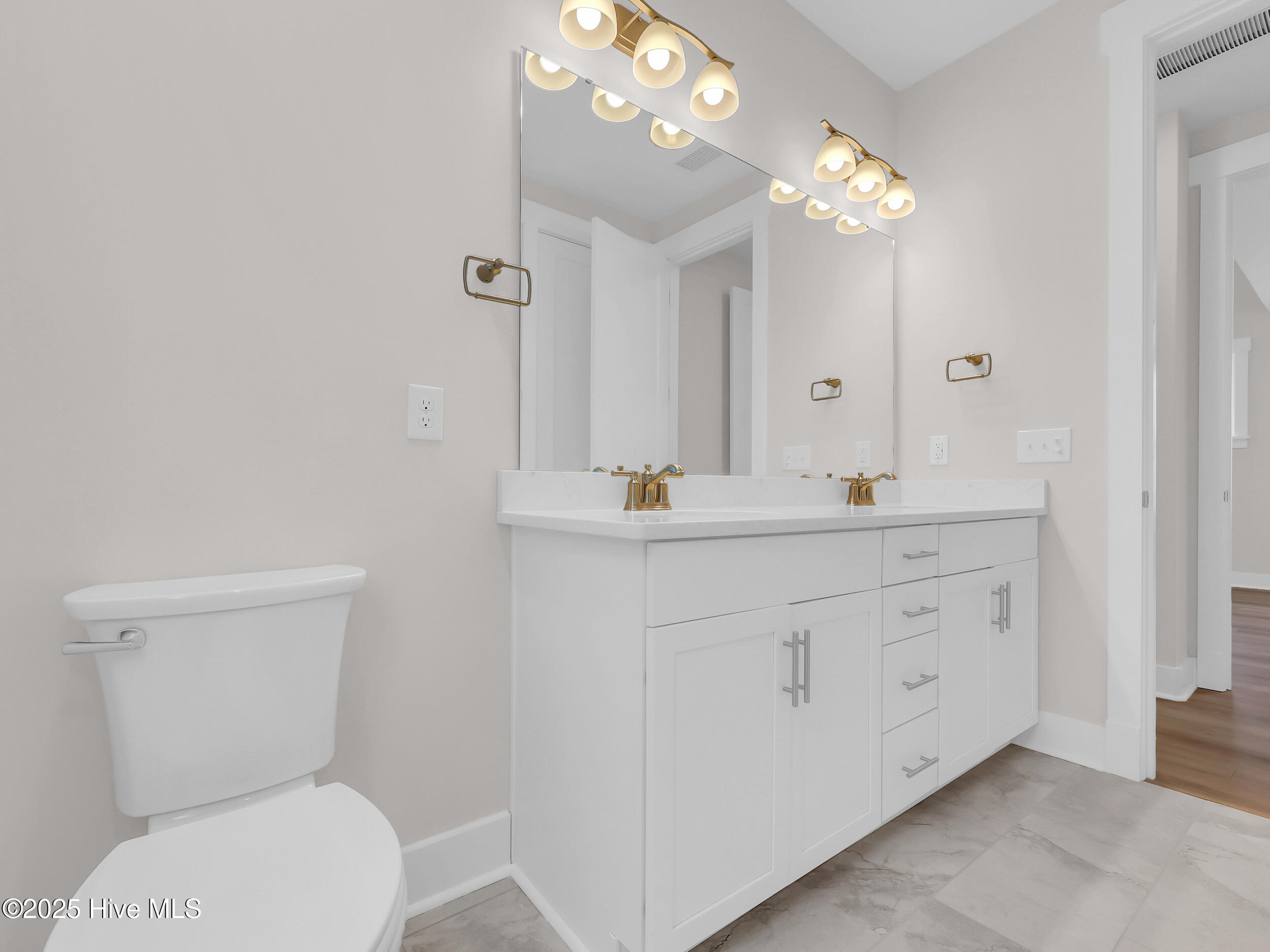 100533655 | Photo 24