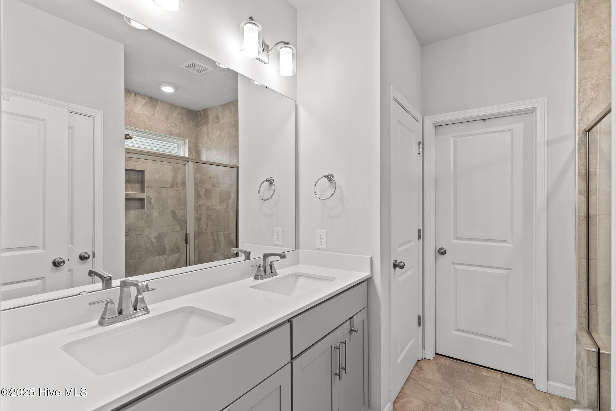 100540695 | Photo 25