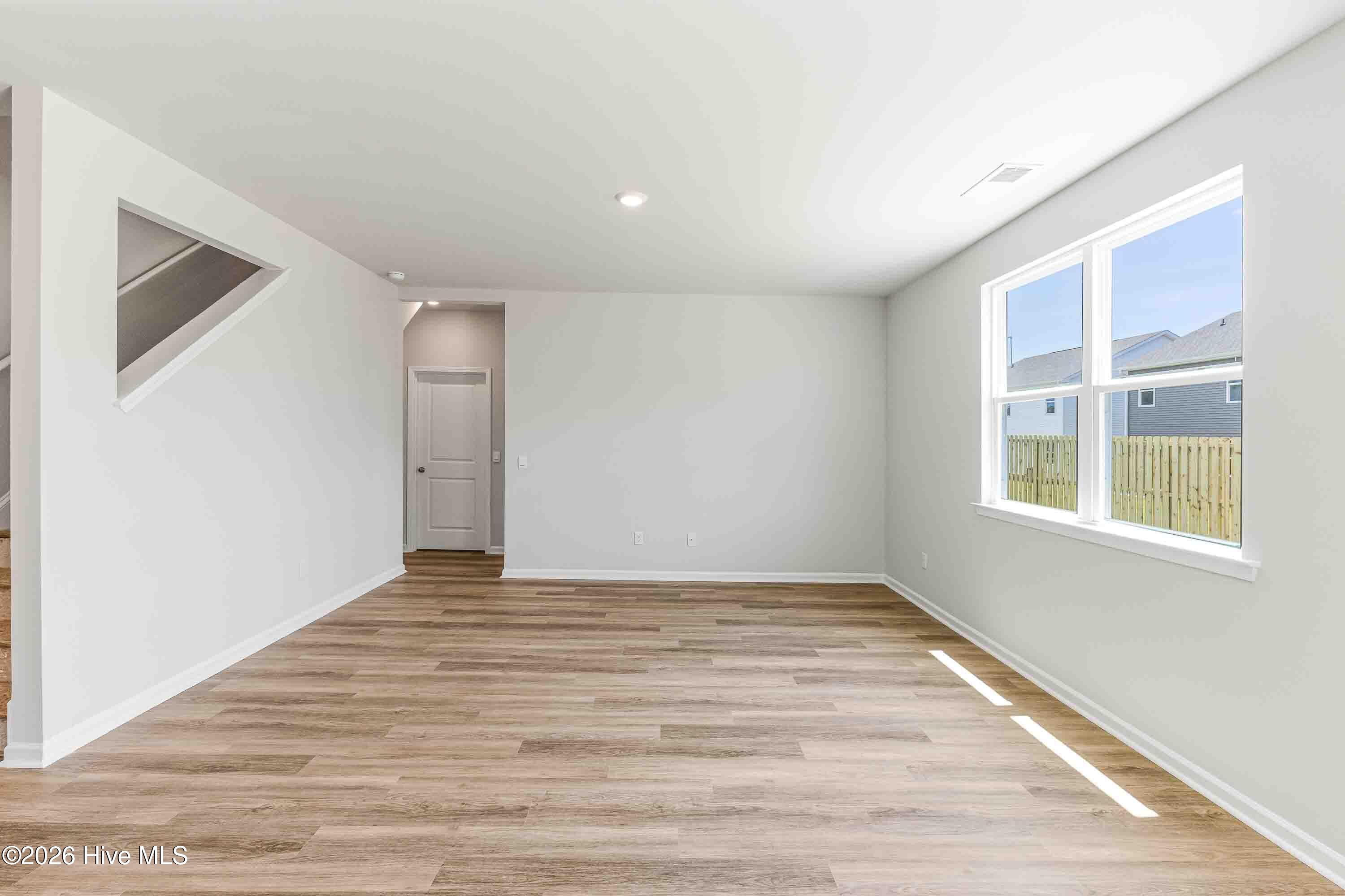 100564183 | Photo 34