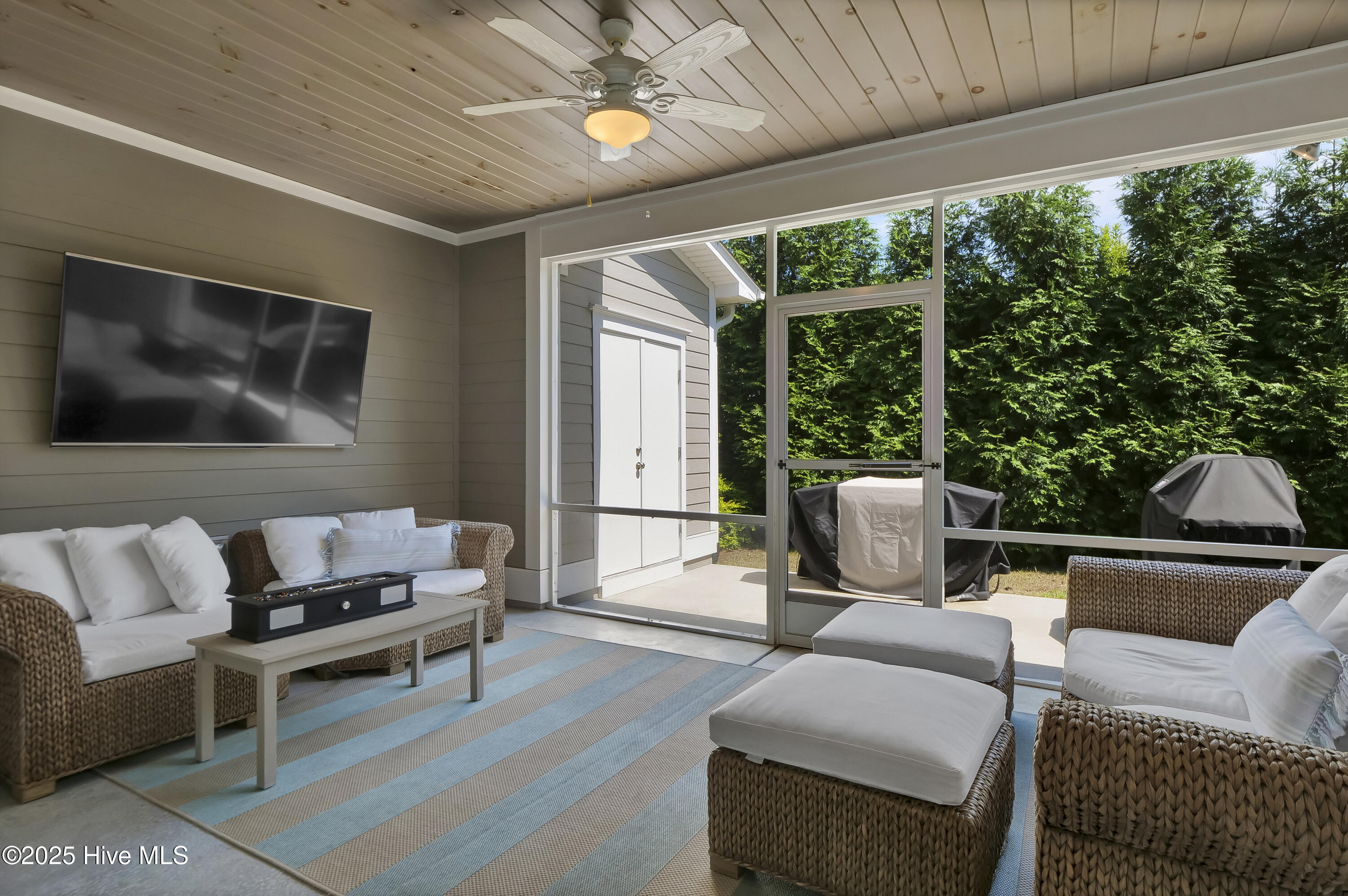 100515379 | Photo 25