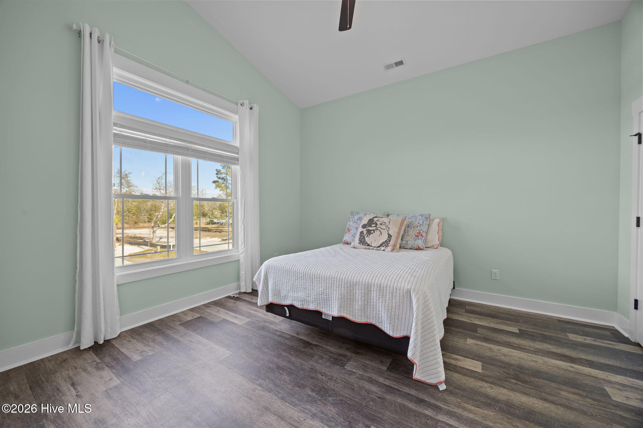 100548443 | Photo 32