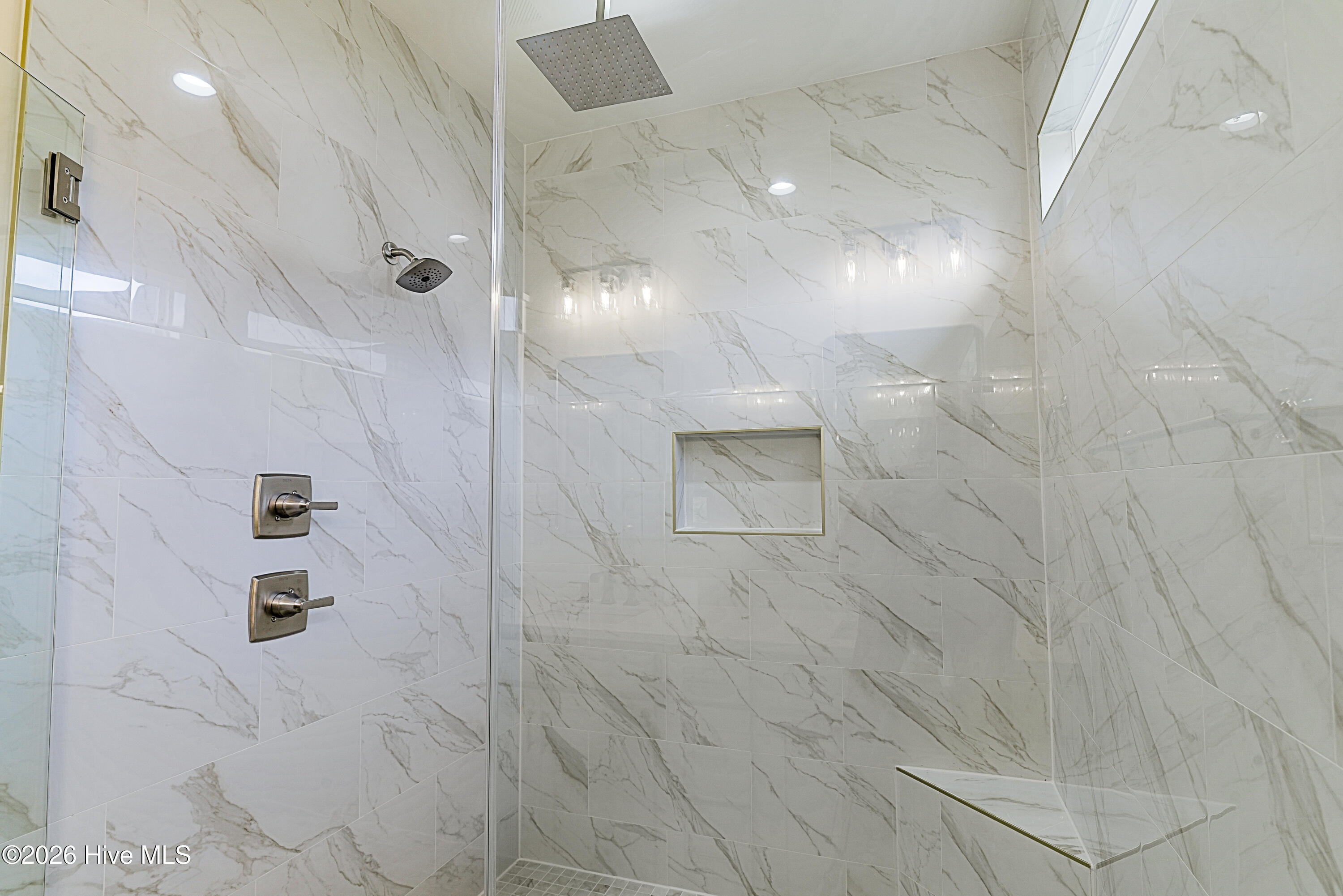 100547113 | Photo 33