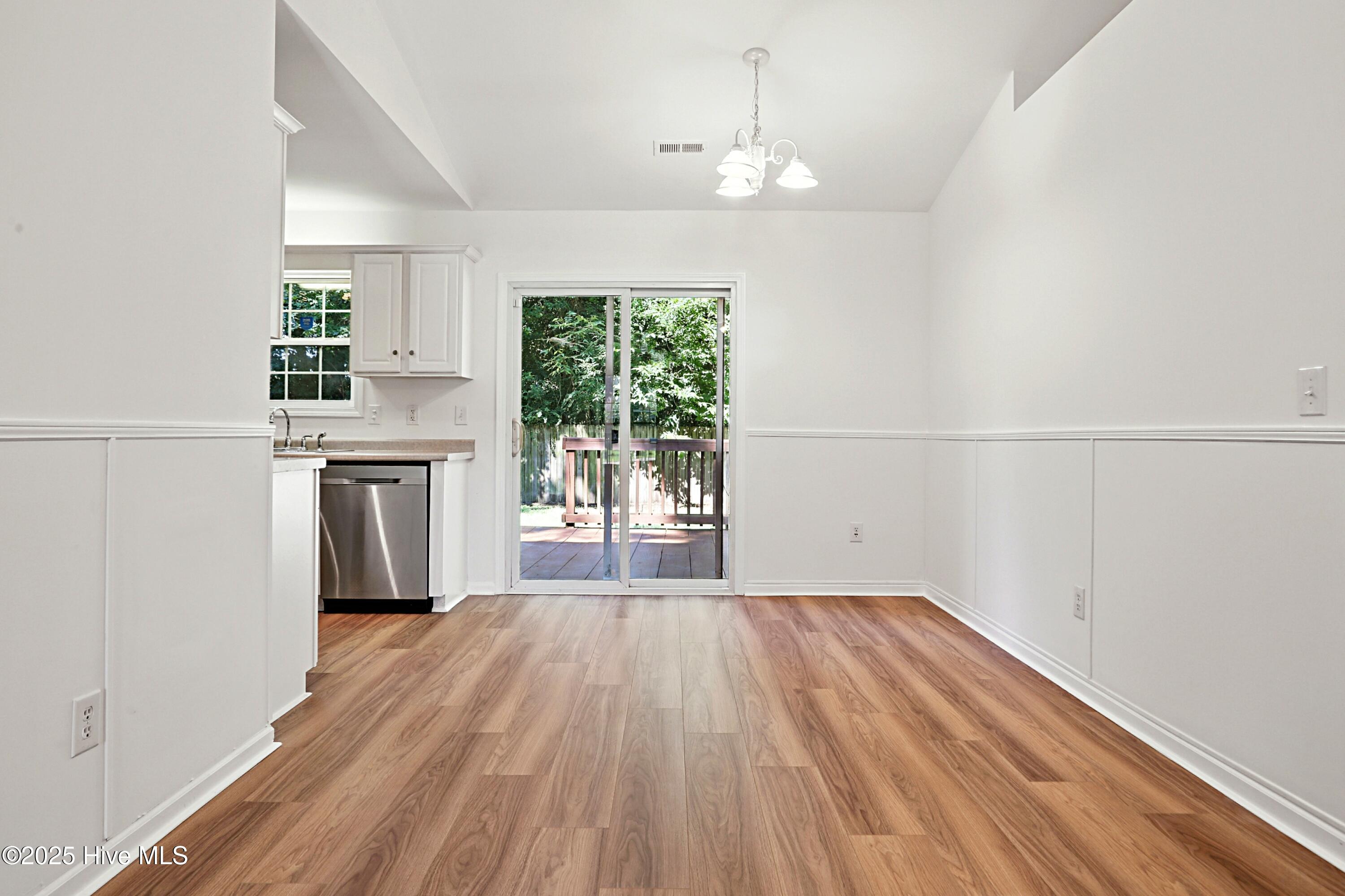 100523665 | Photo 11