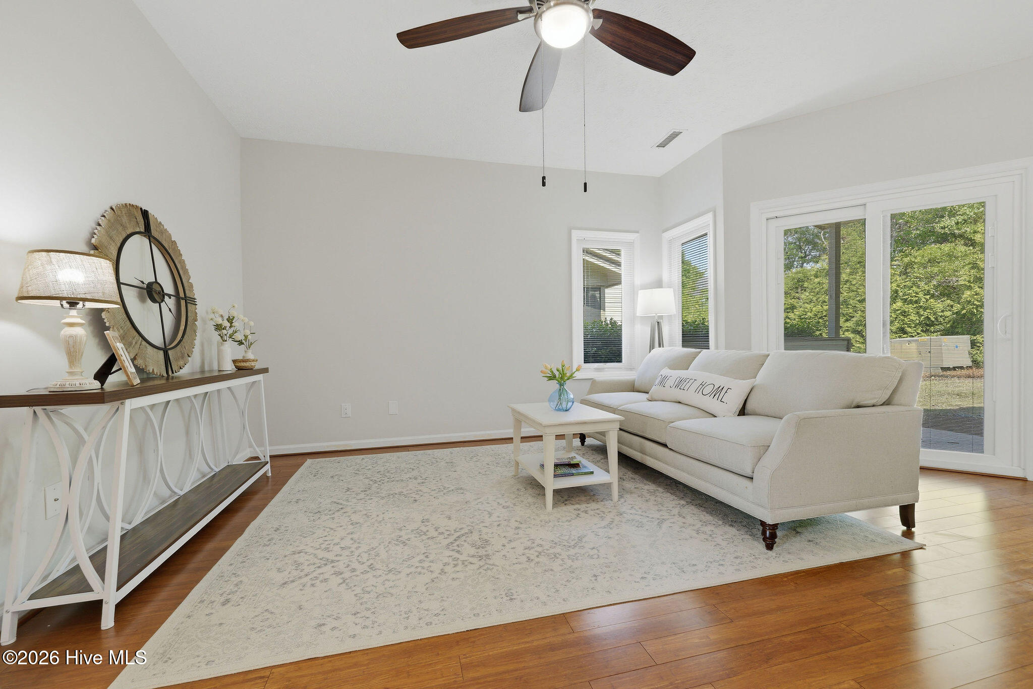 100569569 | Photo 21